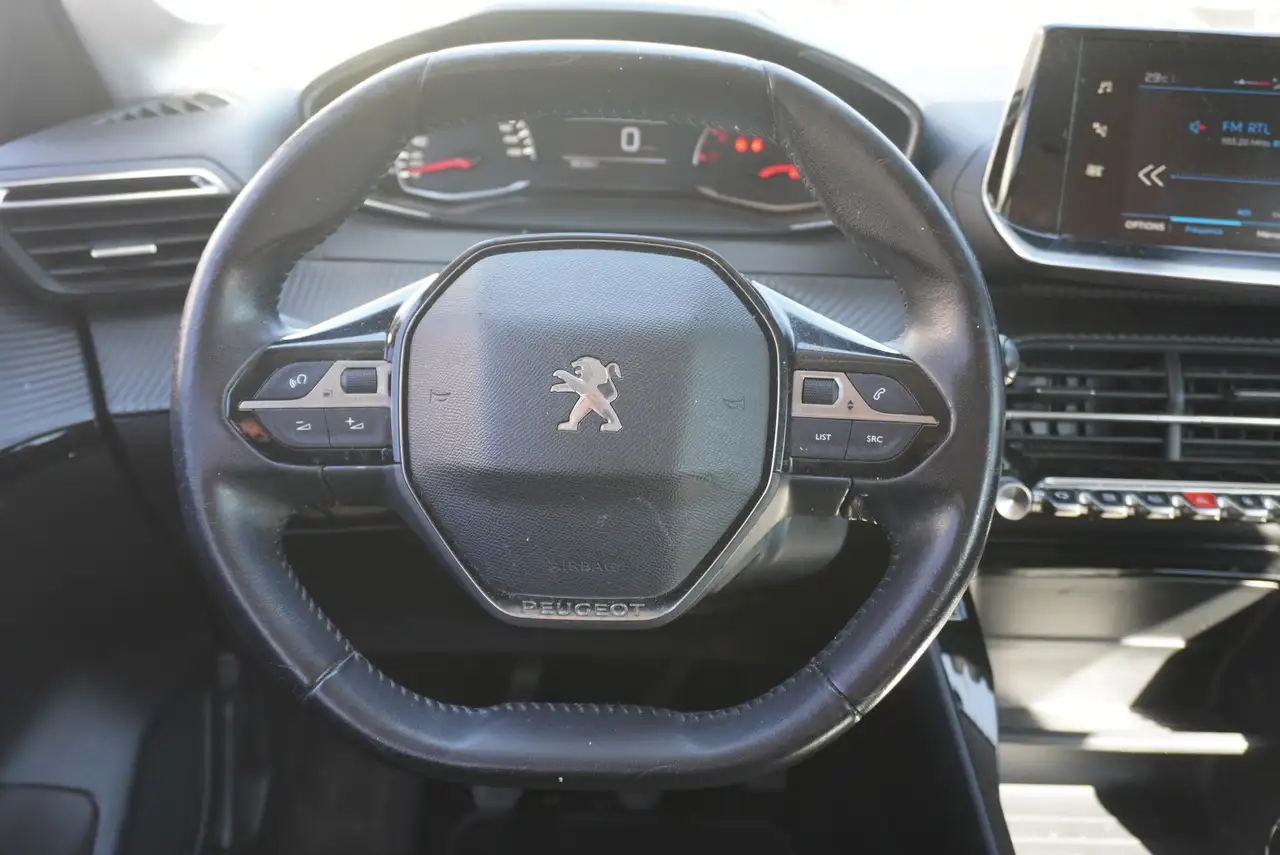 Peugeot 208 208 — photo 17