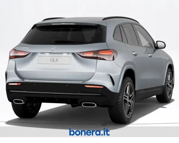Mercedes-Benz GLA view 3