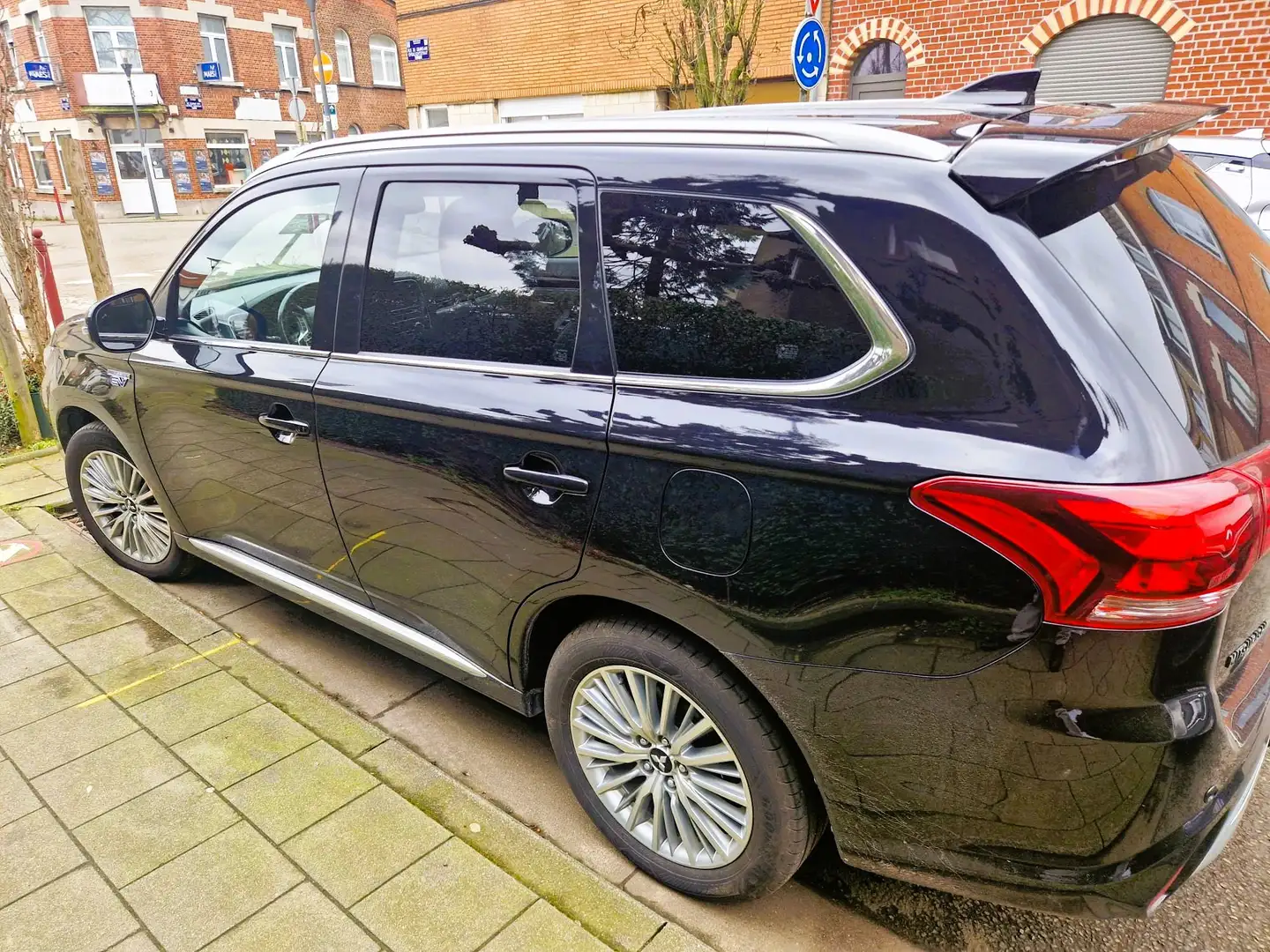 Mitsubishi Outlander Outlander PHEV 2.4i 4WD Instyle – Full Option Zwart - 1