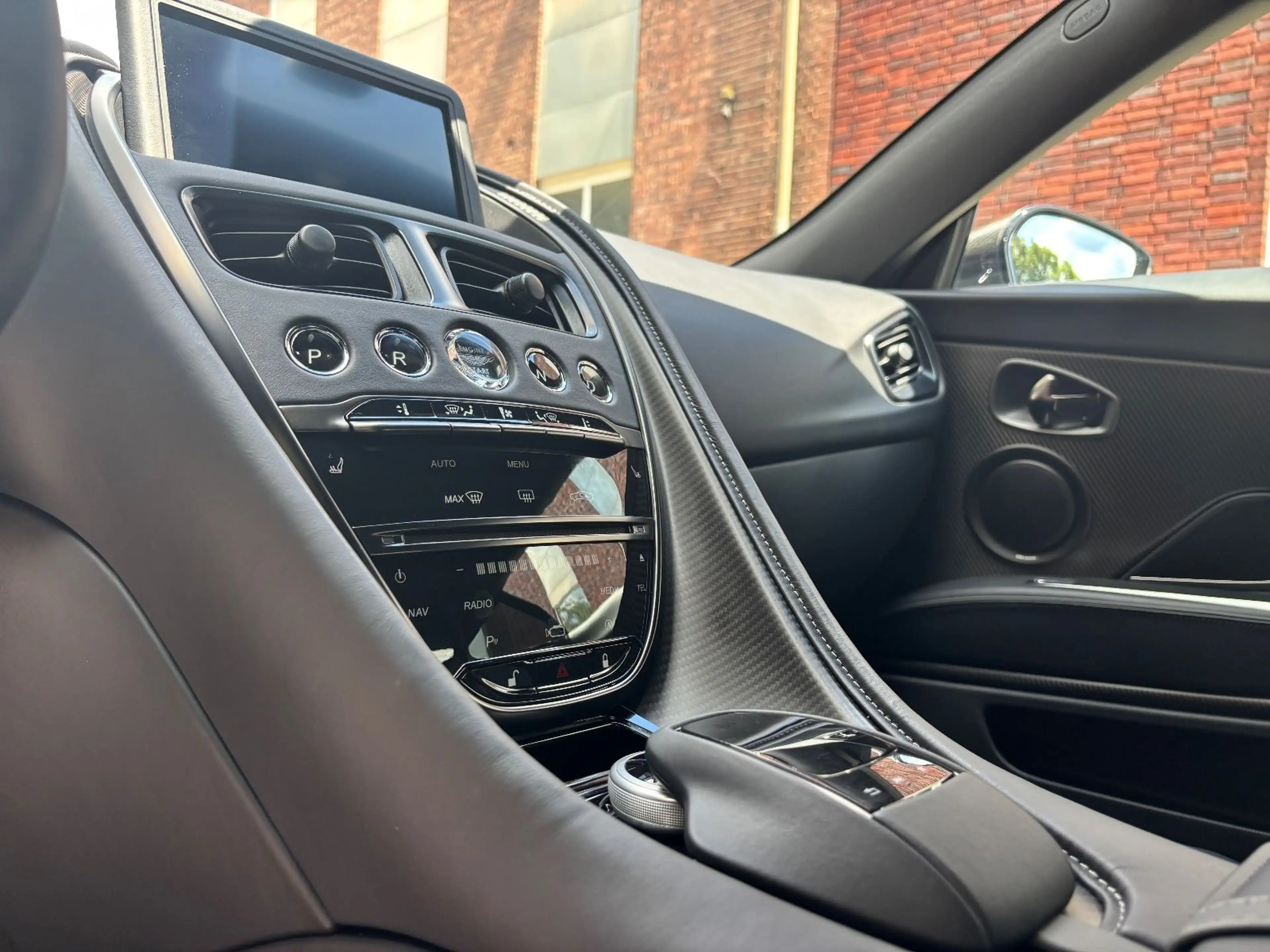 Aston Martin DBS 5.2 V12 770 Ultimate 1/300 Carbon Seats PPF — photo 10