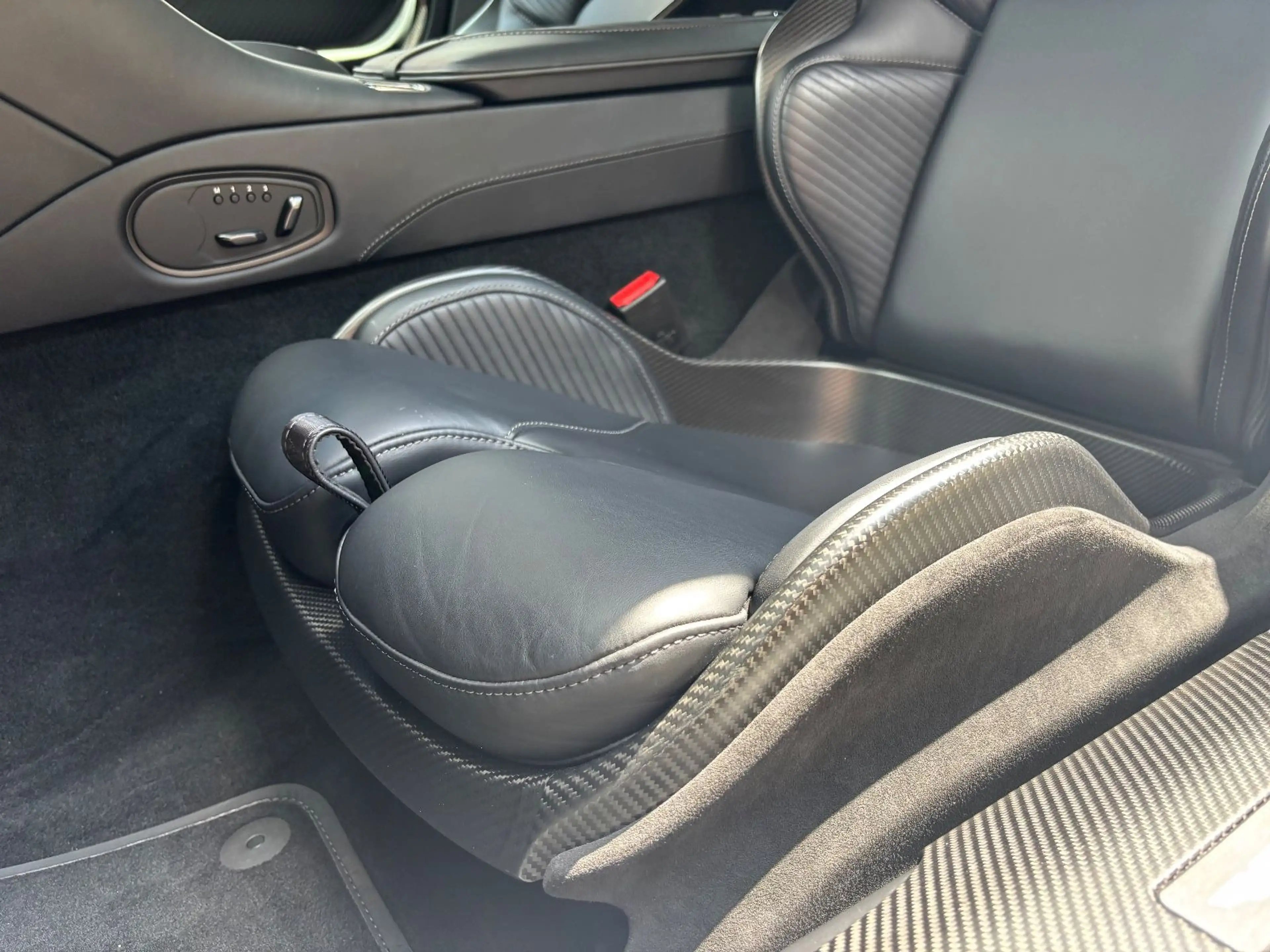 Aston Martin DBS 5.2 V12 770 Ultimate 1/300 Carbon Seats PPF — photo 15