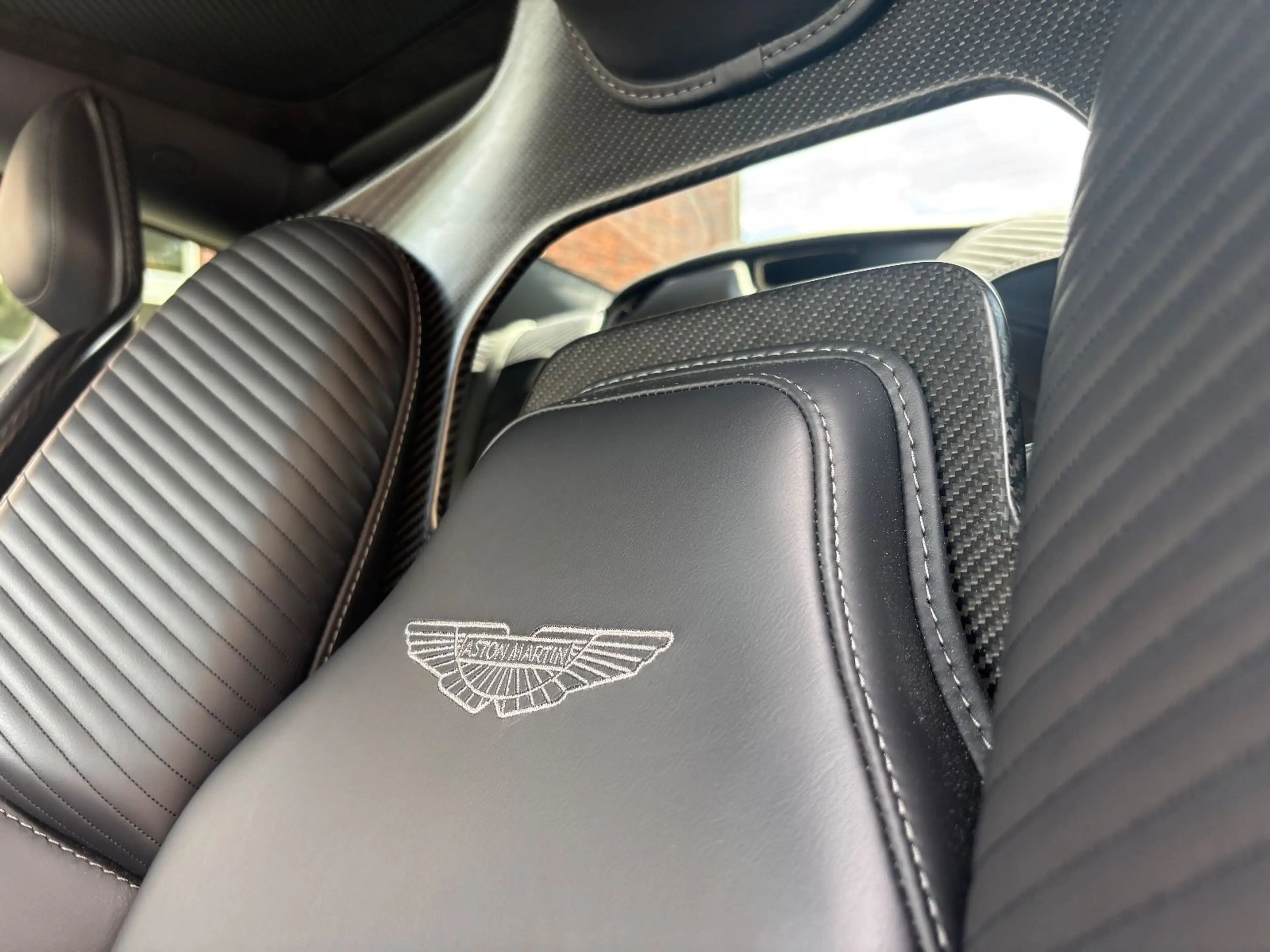 Aston Martin DBS 5.2 V12 770 Ultimate 1/300 Carbon Seats PPF — photo 14