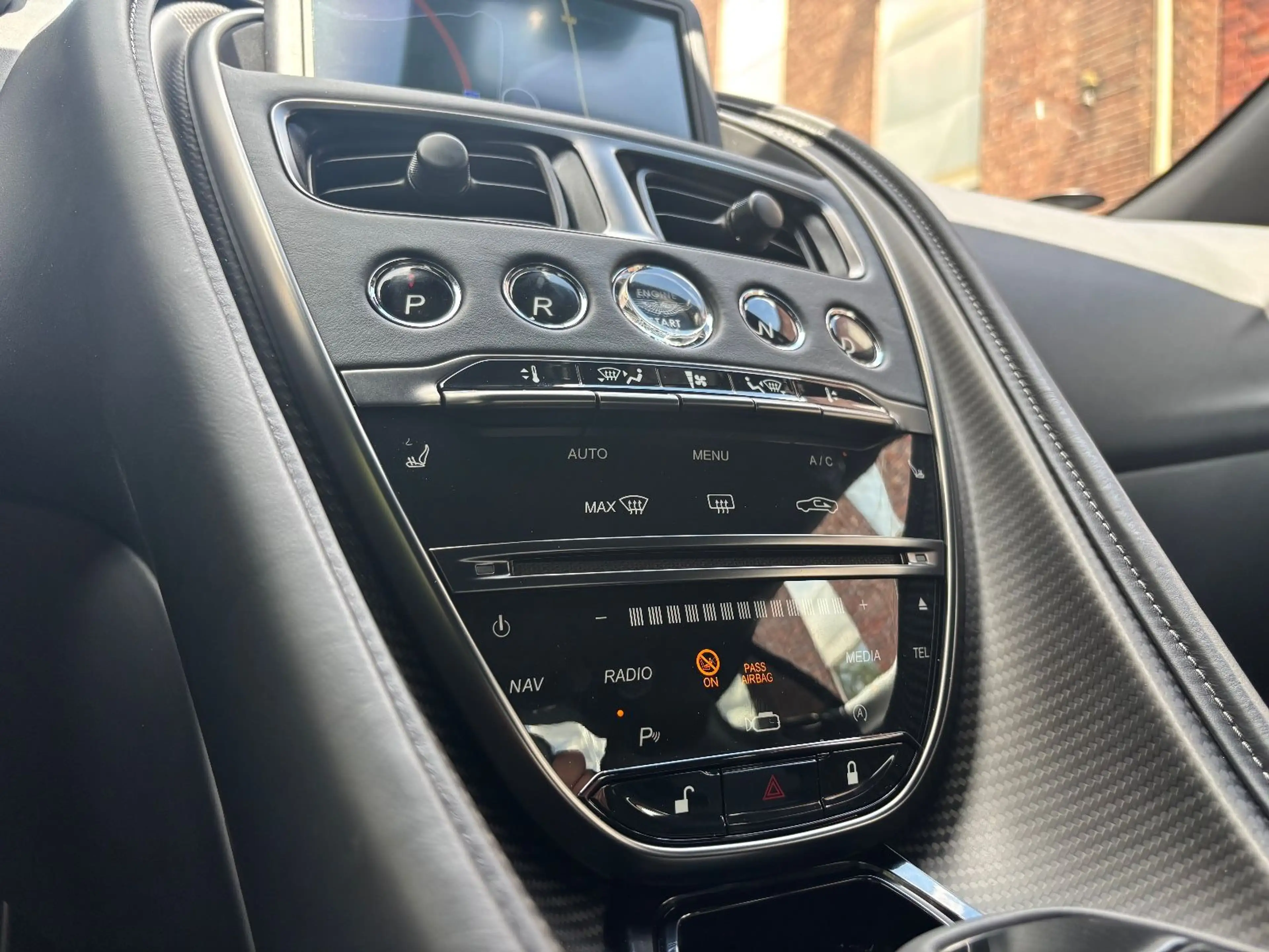 Aston Martin DBS 5.2 V12 770 Ultimate 1/300 Carbon Seats PPF — photo 13