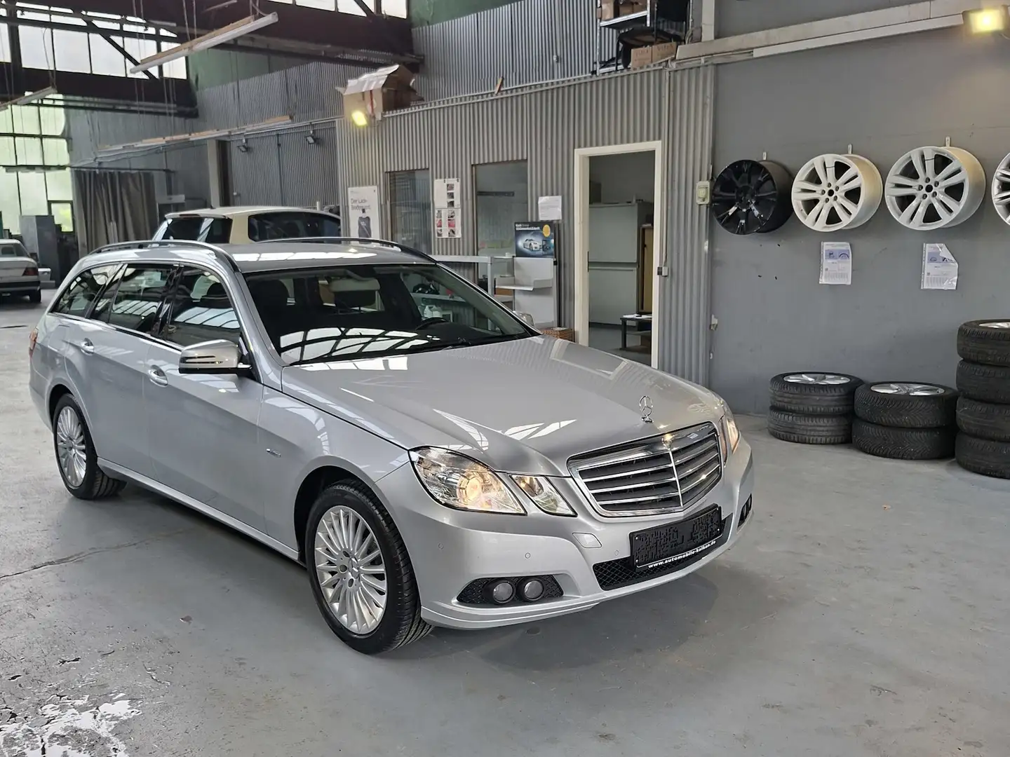 Mercedes-Benz E 200 CGI BlueEfficiency AHK/SHZ/wenig KM Silber - 1
