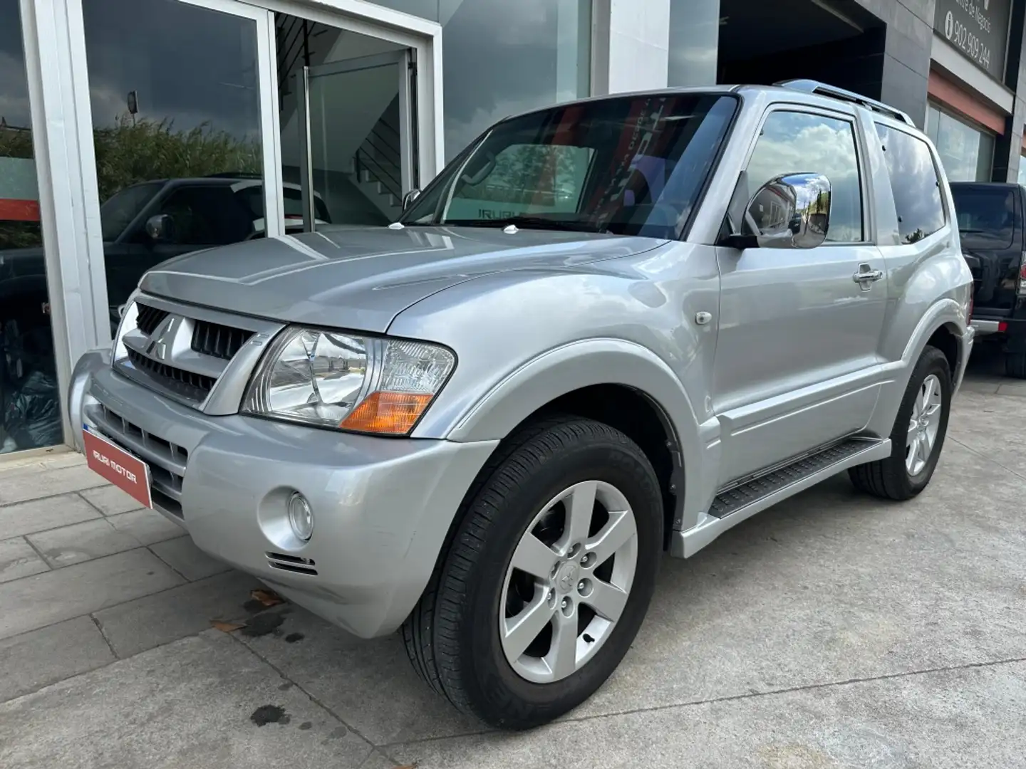Mitsubishi Montero 3.2 DI-D GLS Kaiteki AT Plateado - 2
