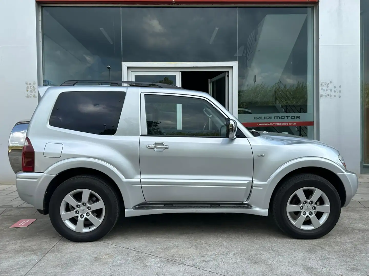 Mitsubishi Montero 3.2 DI-D GLS Kaiteki AT Plateado - 1