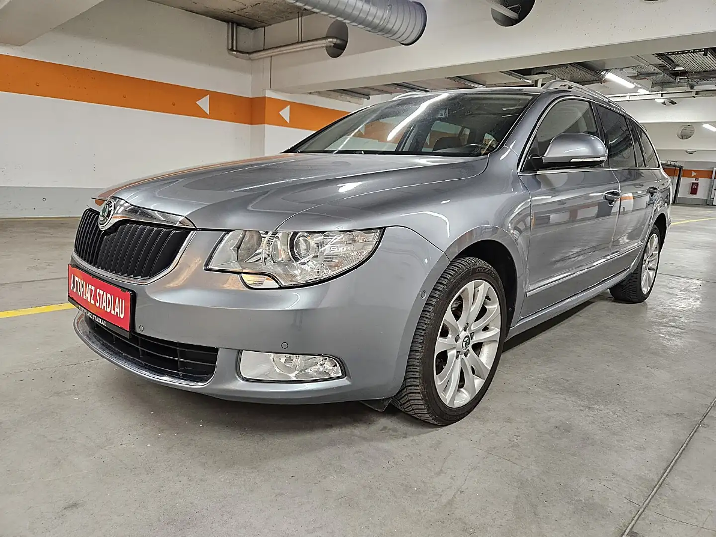 Skoda Superb Combi Elegance 2,0 TDI CR DPF DSG Grau - 1