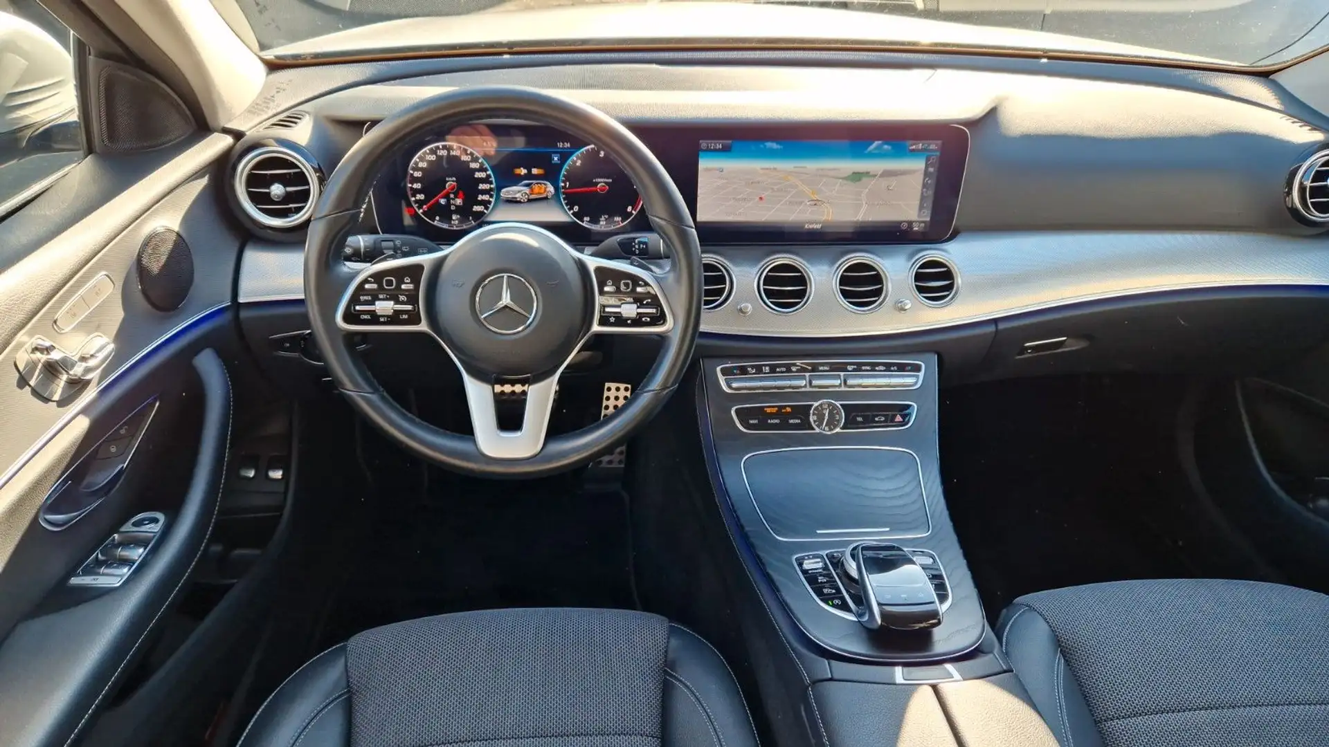 Mercedes-Benz E 200 d T-Modell 360 Widescreen+Kamera+Totwinkel Stříbrná - 2