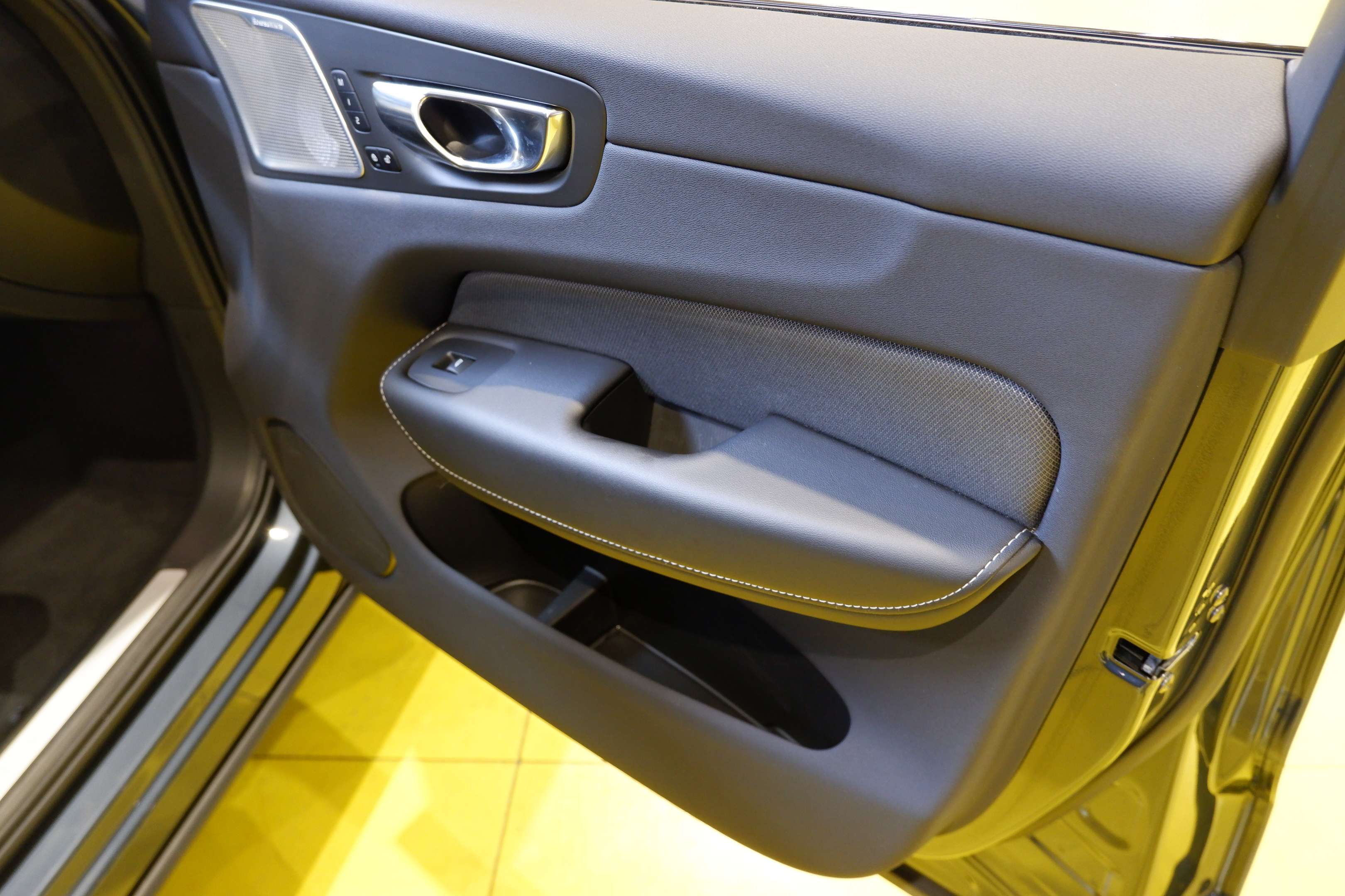 2022 Volvo XC60 (R.Design)Spec.Edition,Bowers/Wilkins,Head Up Disp thumb 8