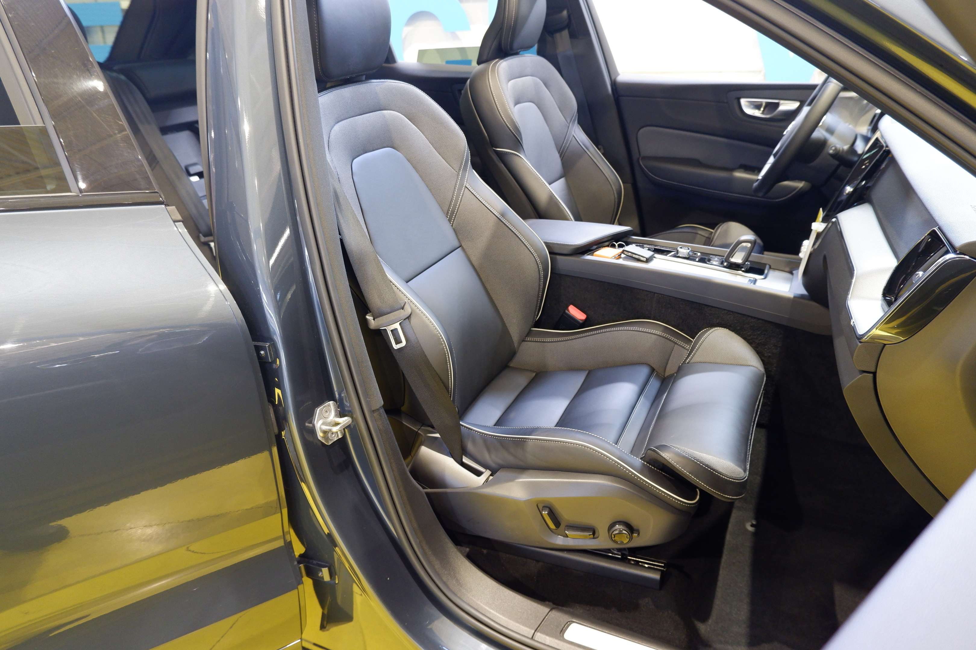 2022 Volvo XC60 (R.Design)Spec.Edition,Bowers/Wilkins,Head Up Disp thumb 9