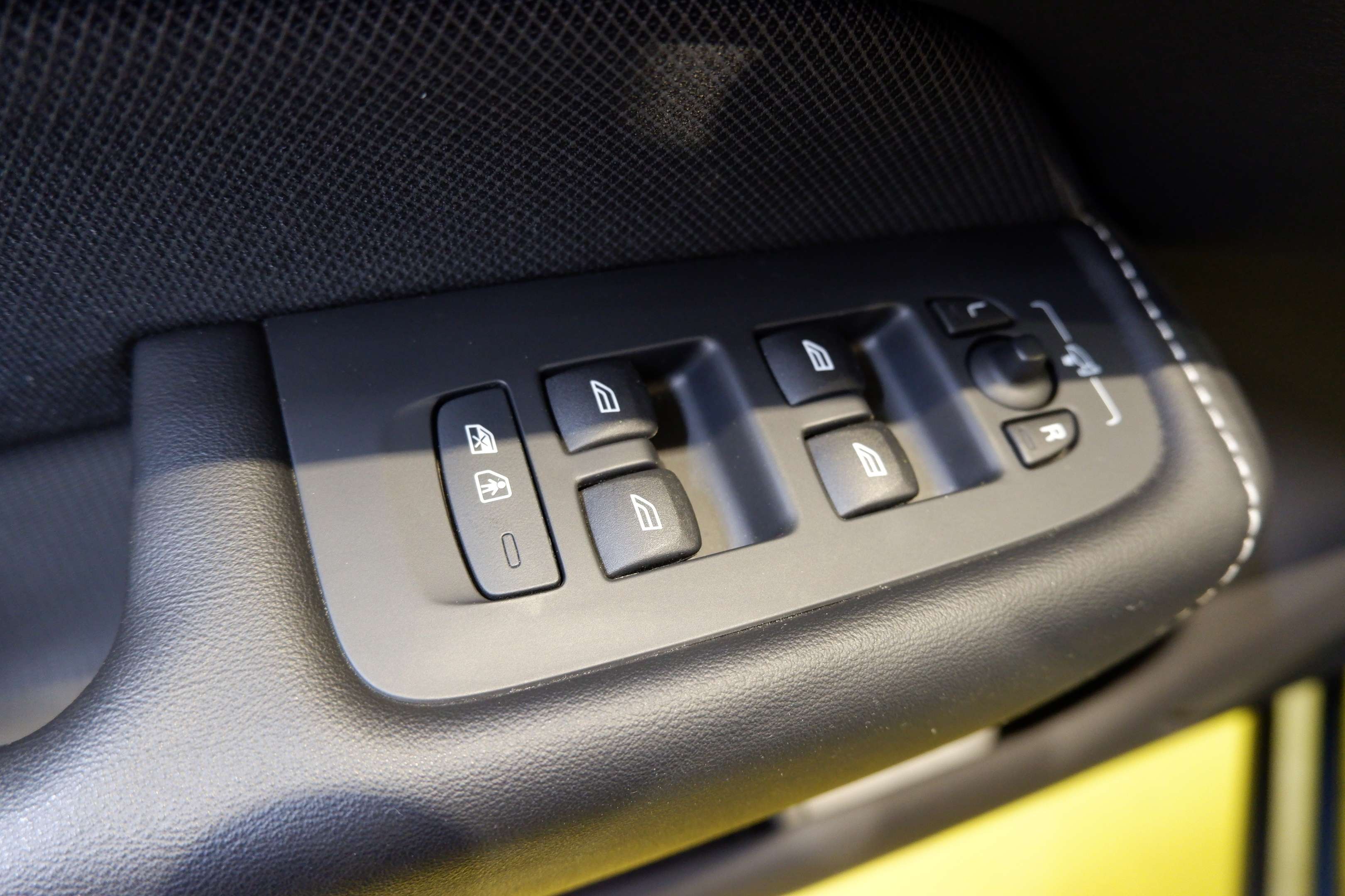 2022 Volvo XC60 (R.Design)Spec.Edition,Bowers/Wilkins,Head Up Disp thumb 16