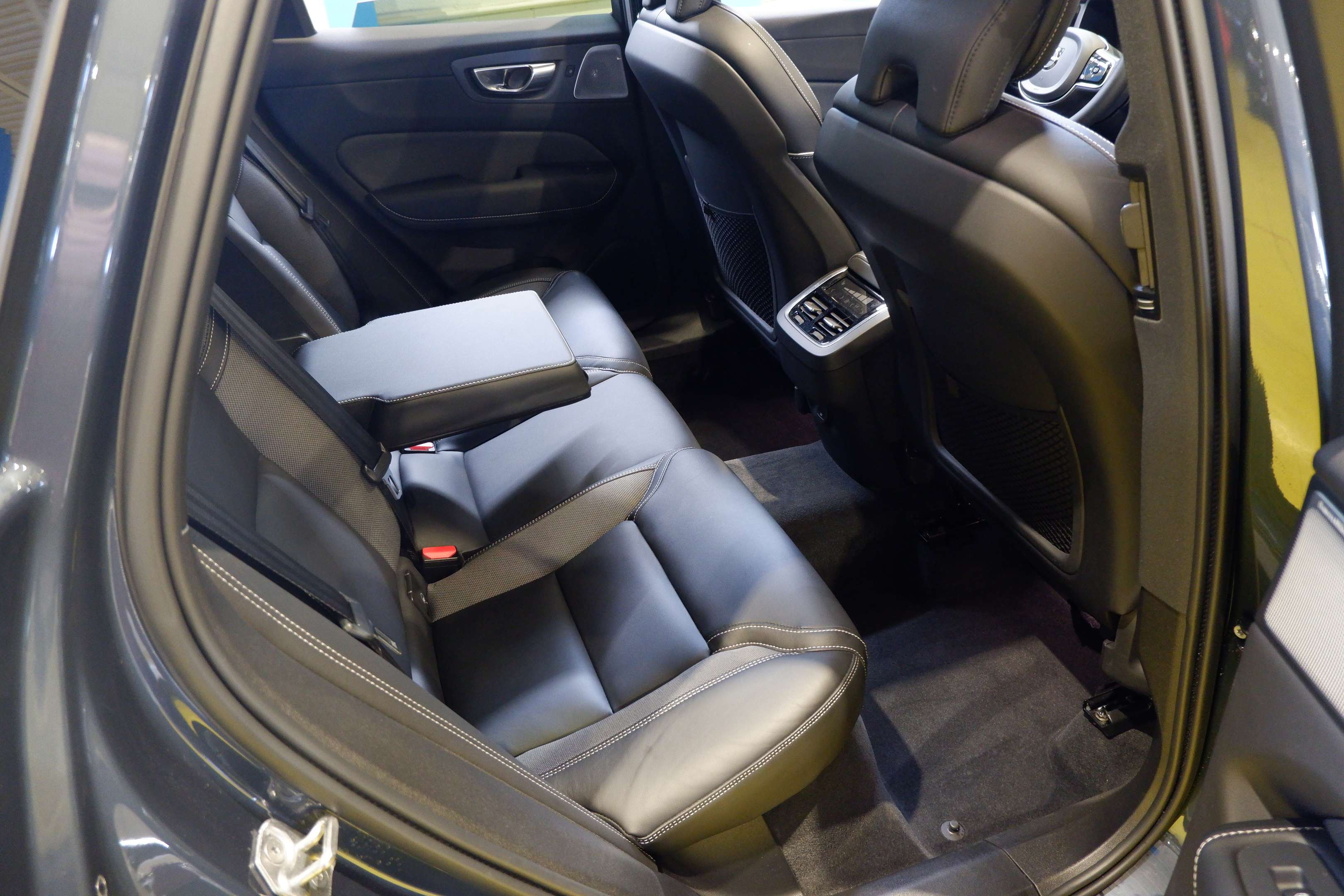 2022 Volvo XC60 (R.Design)Spec.Edition,Bowers/Wilkins,Head Up Disp thumb 13