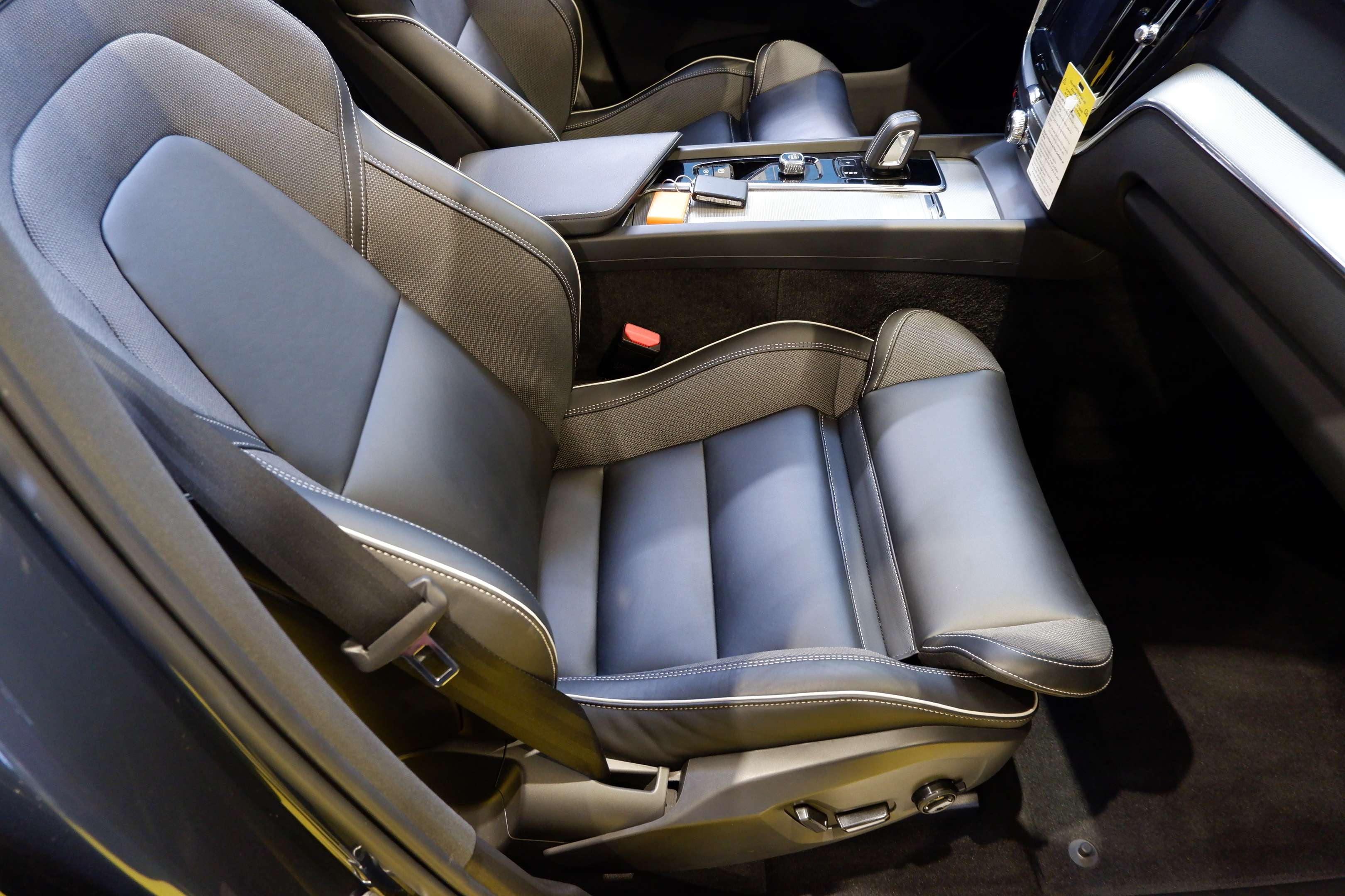 2022 Volvo XC60 (R.Design)Spec.Edition,Bowers/Wilkins,Head Up Disp thumb 10