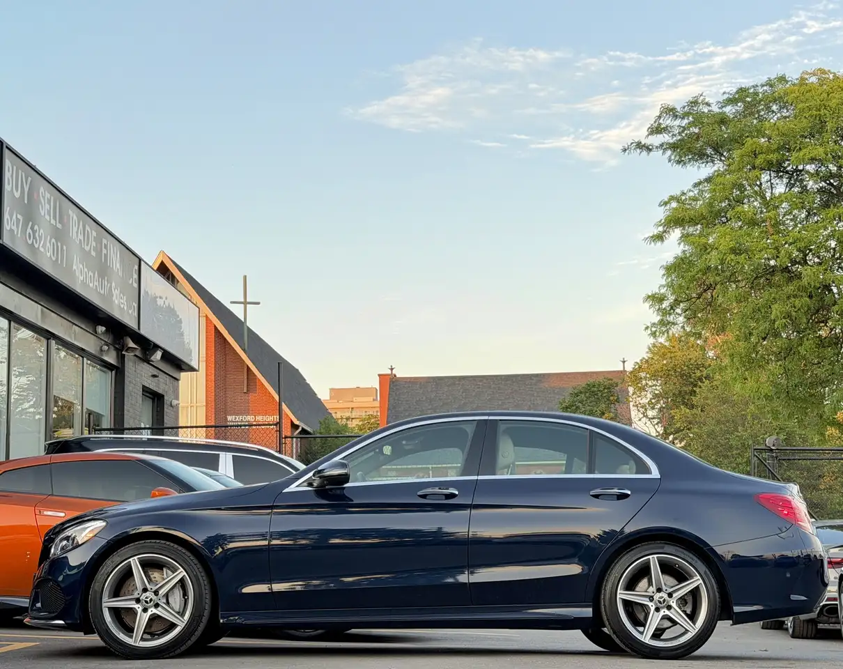 Mercedes-Benz C-Class снимка Mercedes-Benz C-Class