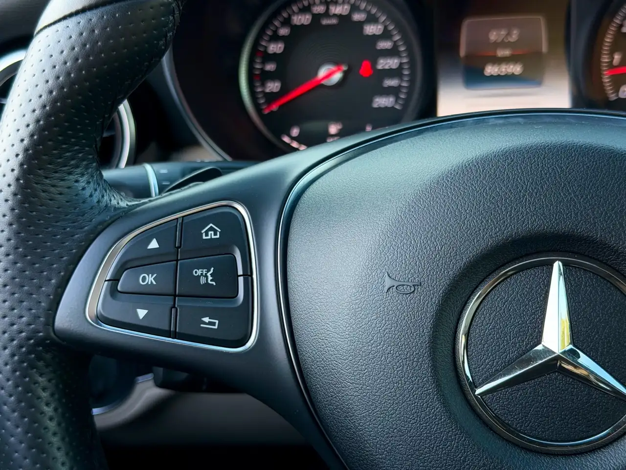 Mercedes-Benz C-Class снимка Mercedes-Benz C-Class