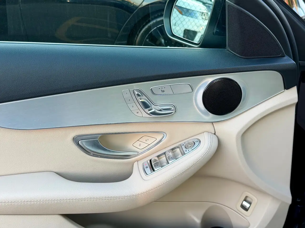 Mercedes-Benz C-Class снимка Mercedes-Benz C-Class