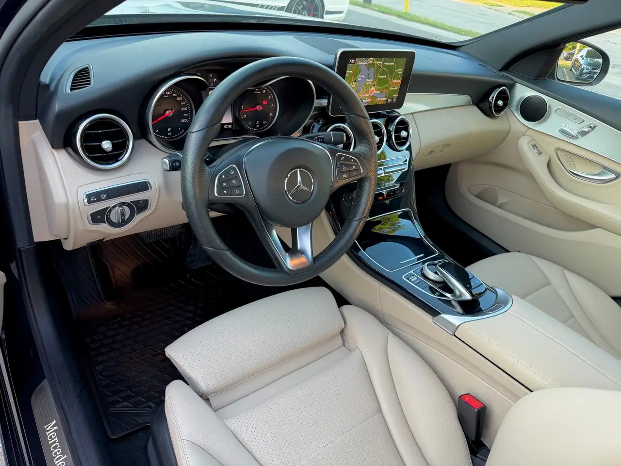 Mercedes-Benz C-Class снимка Mercedes-Benz C-Class