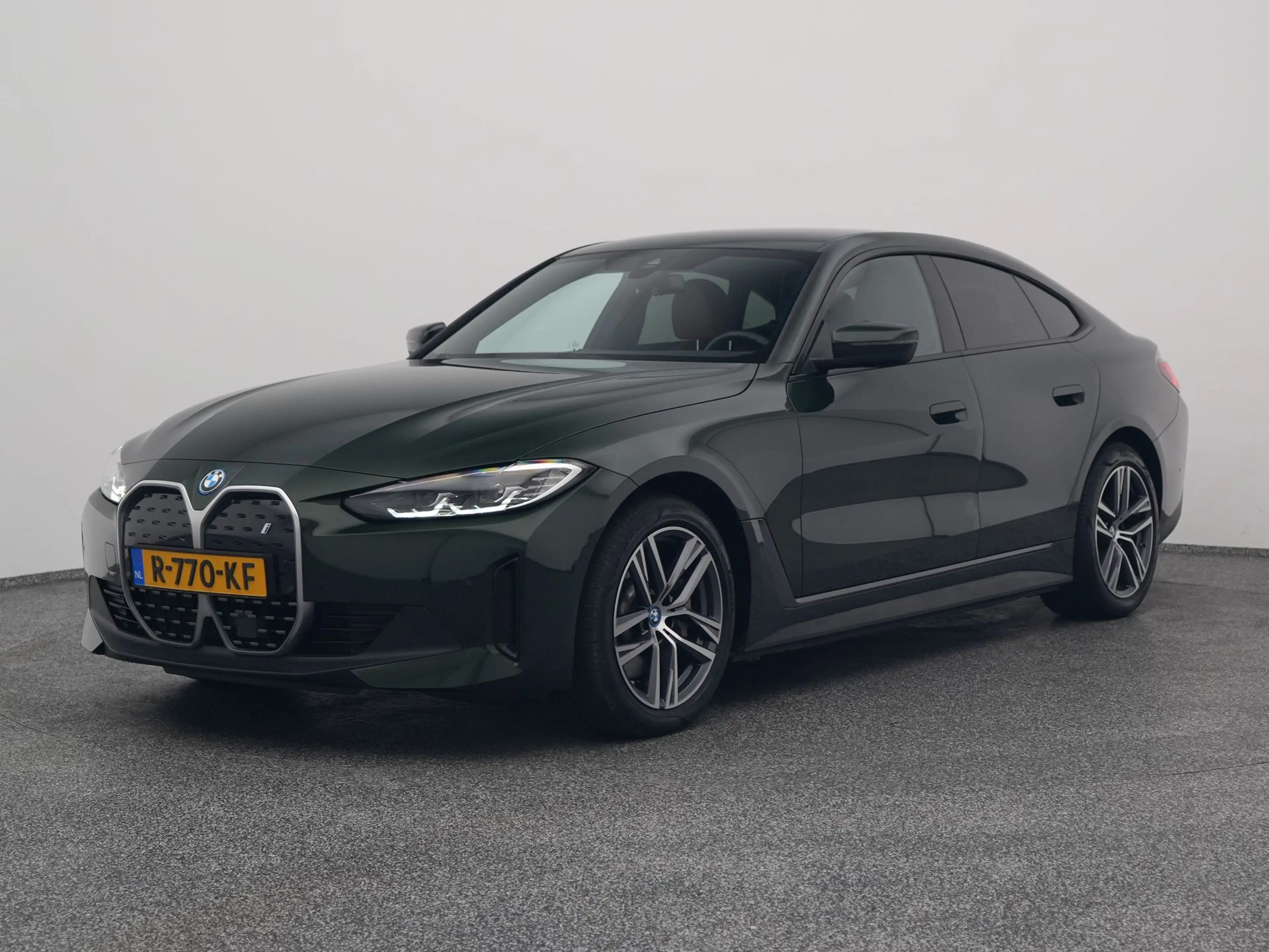 BMW i4 eDrive40 84 kWh | CAMERA | CARPLAY | STOELVERWARMI