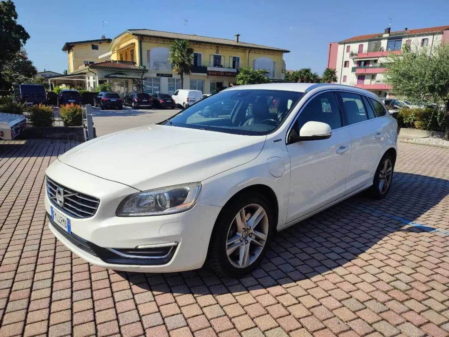 Volvo V60 D6 AWD Geartronic Plug-In Hybrid Bianco - 2