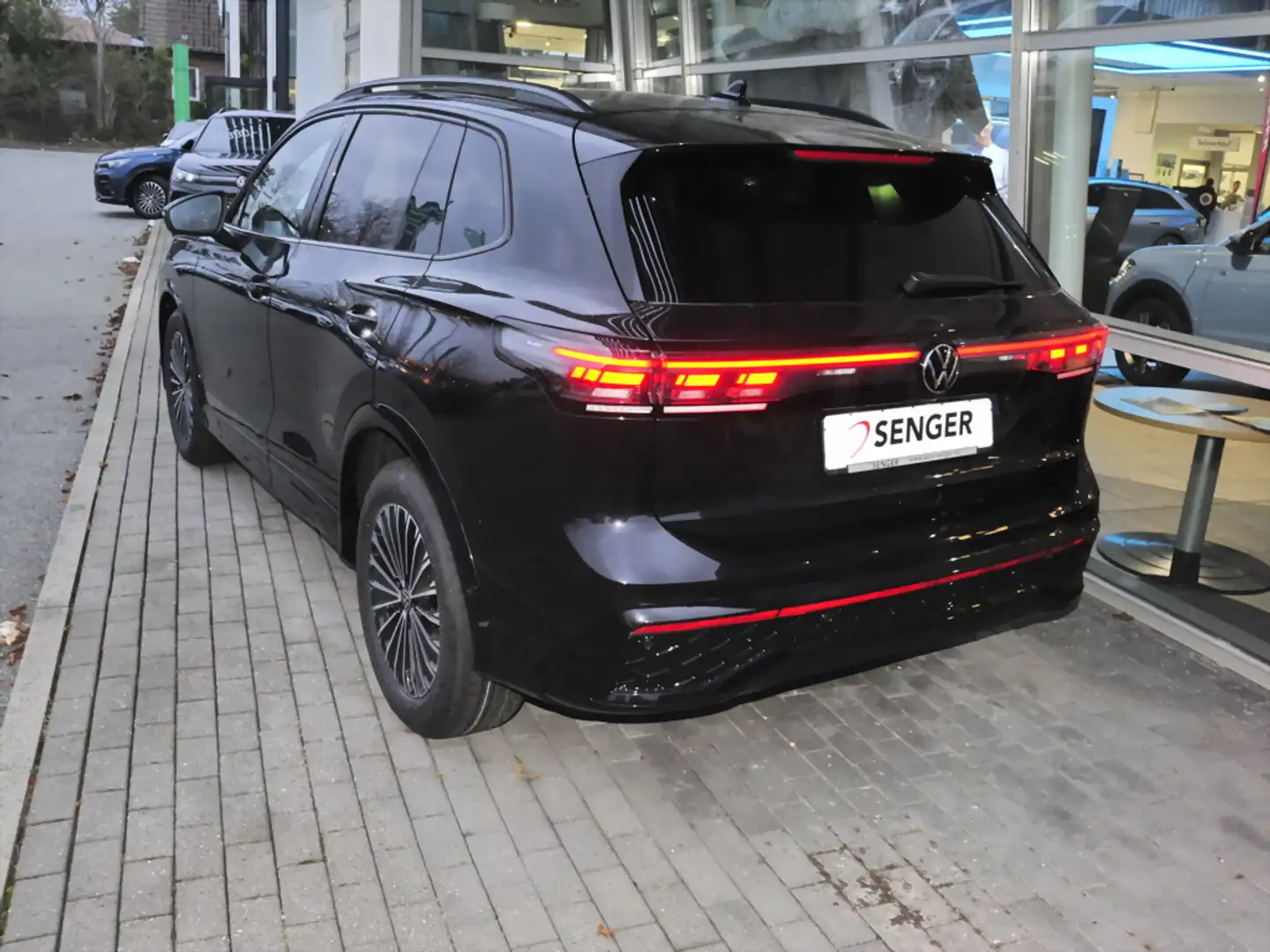 Volkswagen Tiguan R-Line 1,5 eTSI Komfort-Sitze Navi Matrix Schwarz - 2