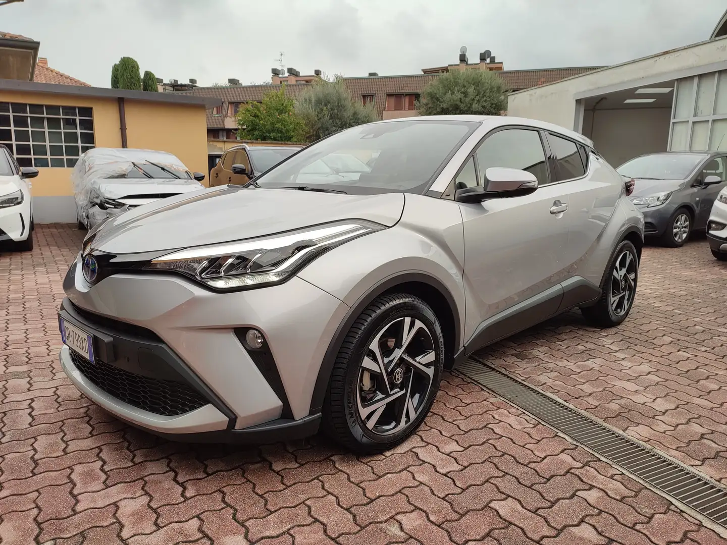 Toyota C-HR 2.0 hv Trend fwd e-cvt 184 CV Formula Guida Sicuro Argento - 1