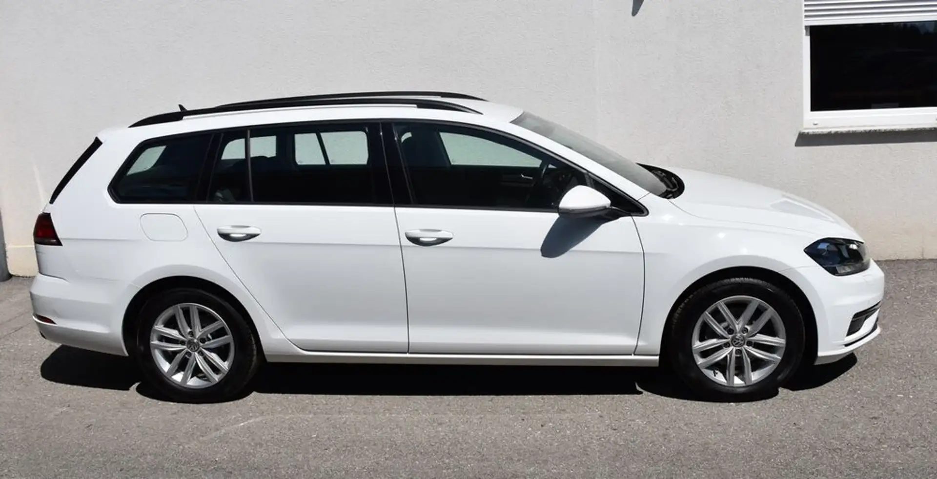 Volkswagen Golf Comfortline 1.5 TSI / Anhängerkupplung / Weiß - 2