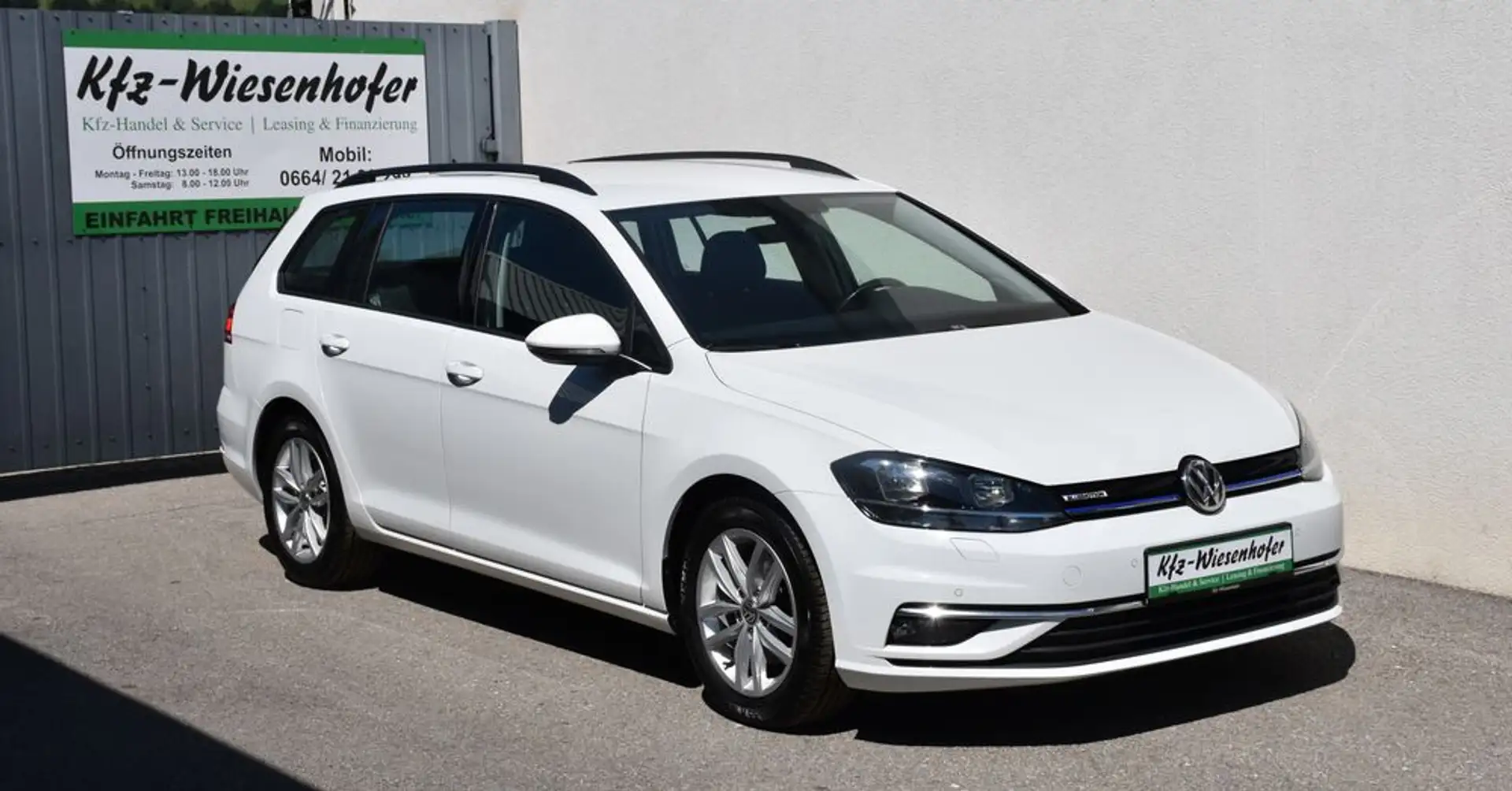Volkswagen Golf Comfortline 1.5 TSI / Anhängerkupplung / Weiß - 1