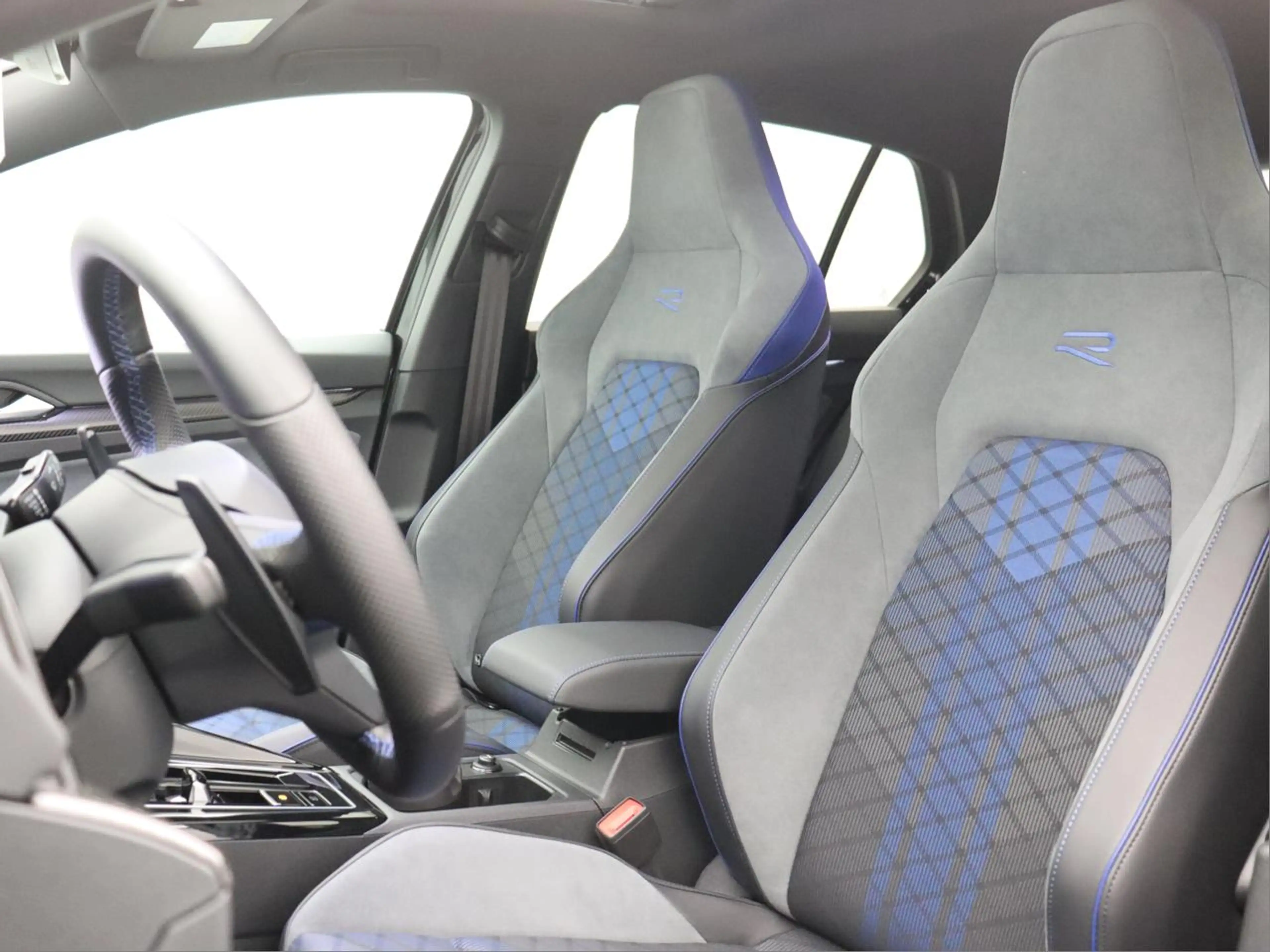 Volkswagen Golf R 2.0 TSI 4Motion DSG — photo 11