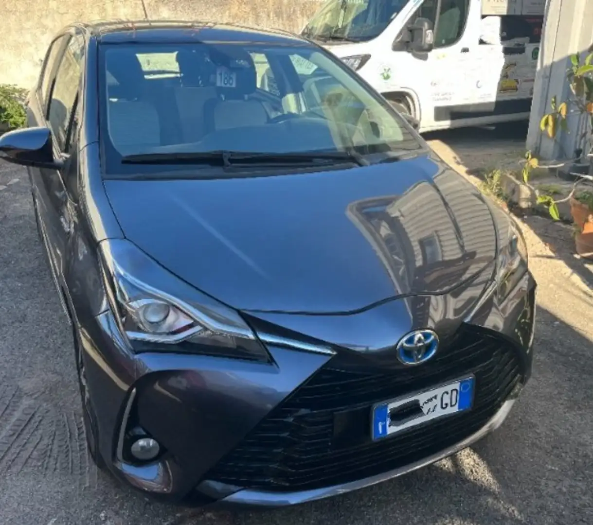 Toyota Yaris Yaris 5p 1.5h Trend Grey Edition my18 Grau - 2