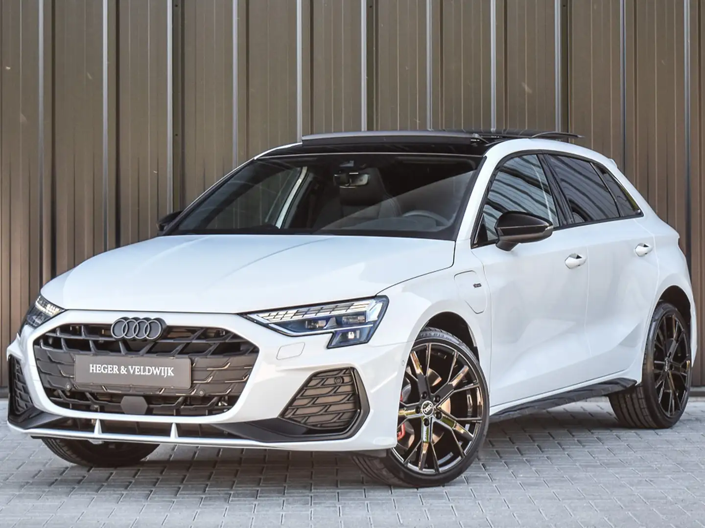 Audi A3 Sportback 45 TFSI e S EDITION COMPETITION | PANORA Wit - 2