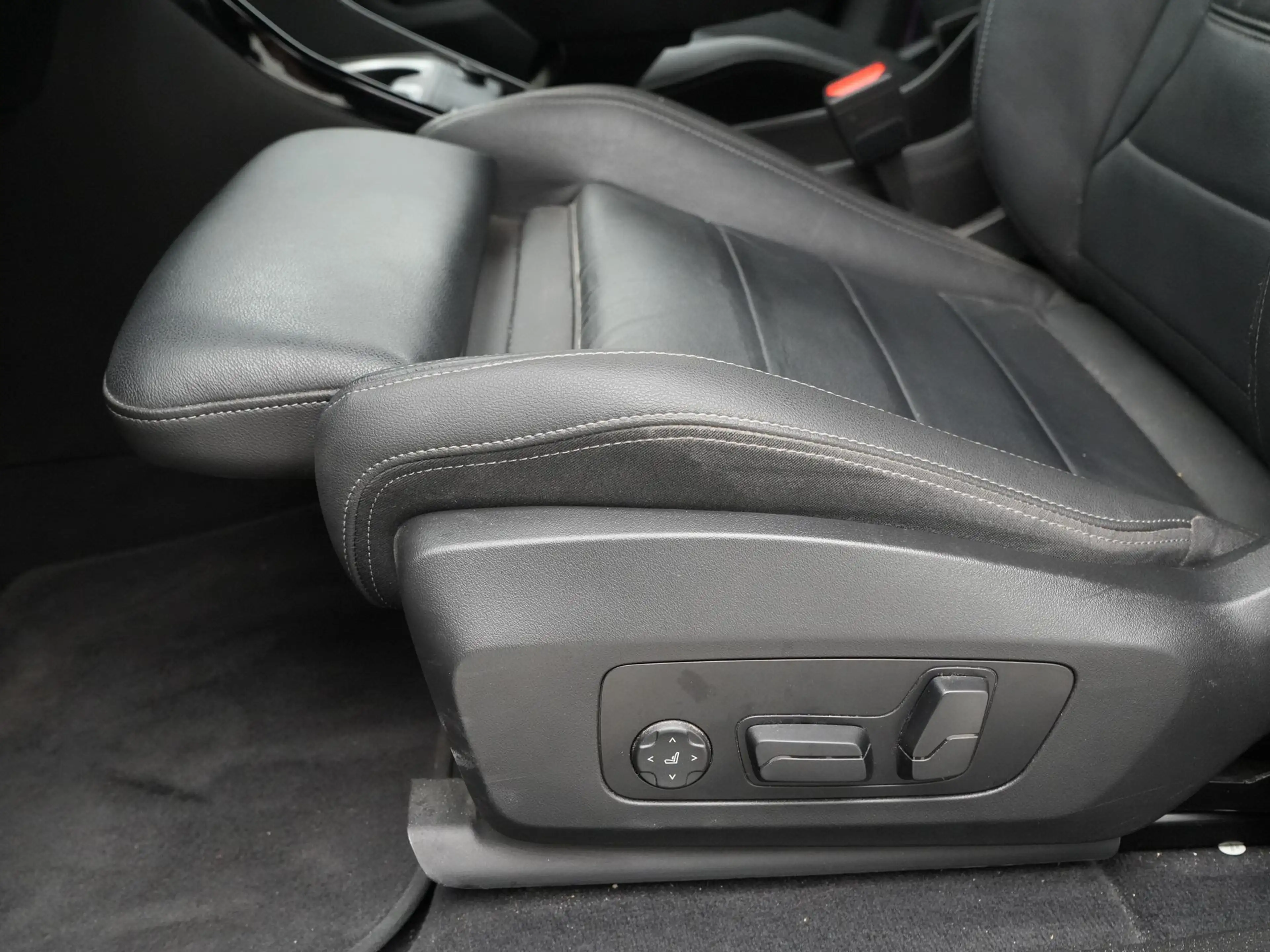 BMW iX2 xDrive30 67 kWh — photo 13