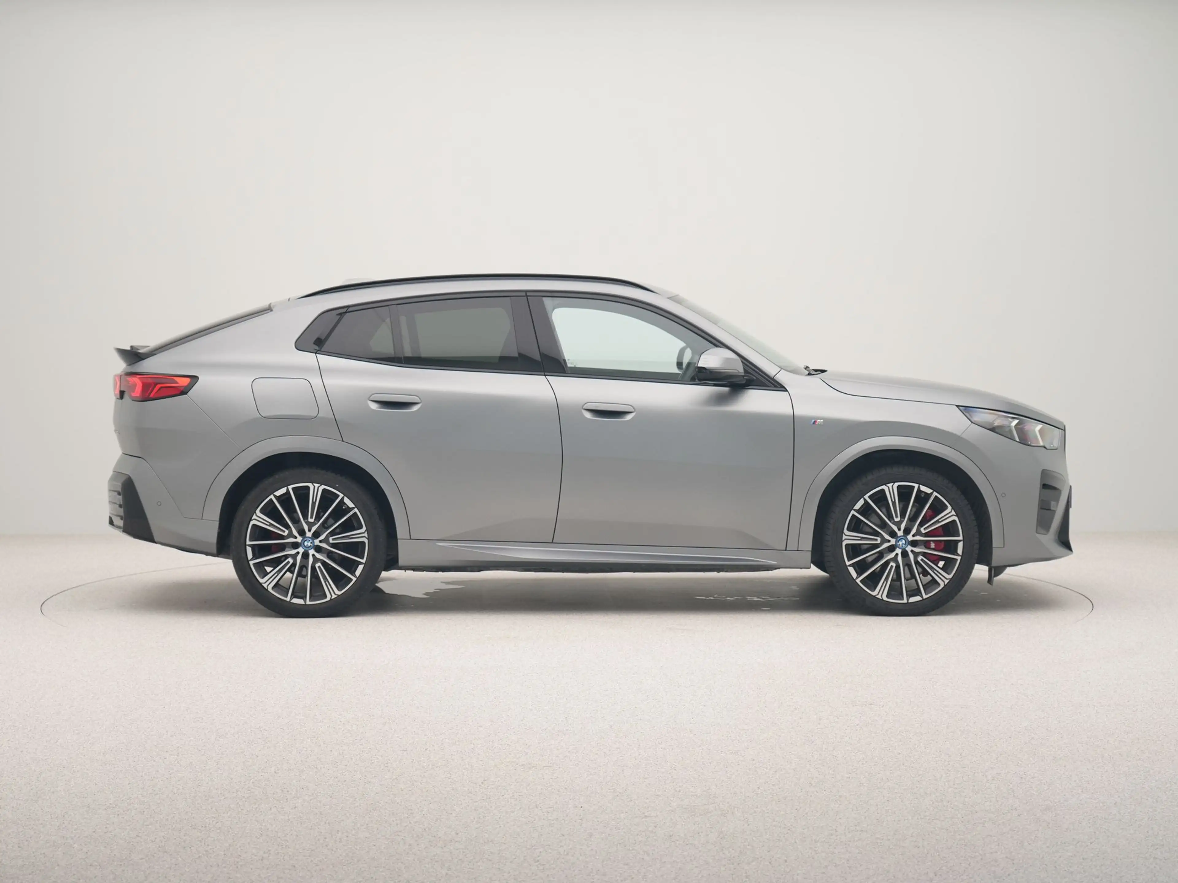 BMW iX2 xDrive30 67 kWh — photo 4