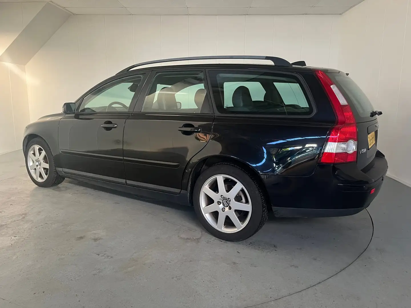 Volvo V50 2.4i Momentum Airco, LMV,Ledere bekleding Zwart - 2