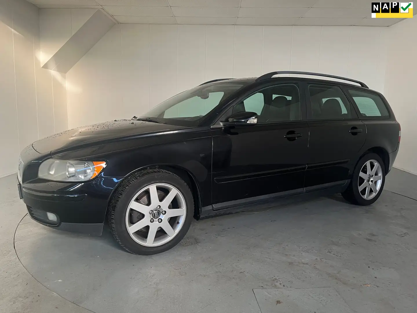 Volvo V50 2.4i Momentum Airco, LMV,Ledere bekleding Zwart - 1