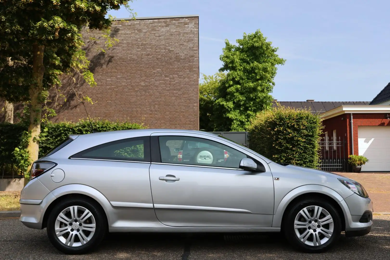 Opel Astra GTC 1.6 Cosmo | NAVI | CLIMA | CRUISE | NAP | MOOI Grijs - 2