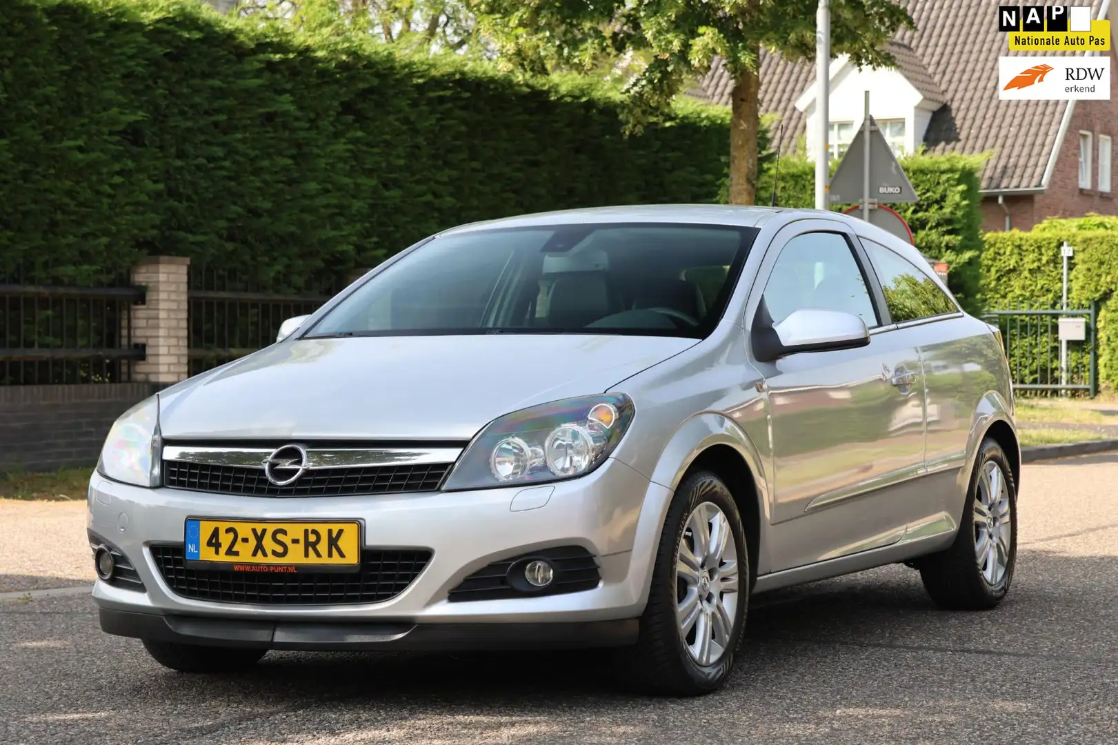 Opel Astra GTC 1.6 Cosmo | NAVI | CLIMA | CRUISE | NAP | MOOI Grijs - 1