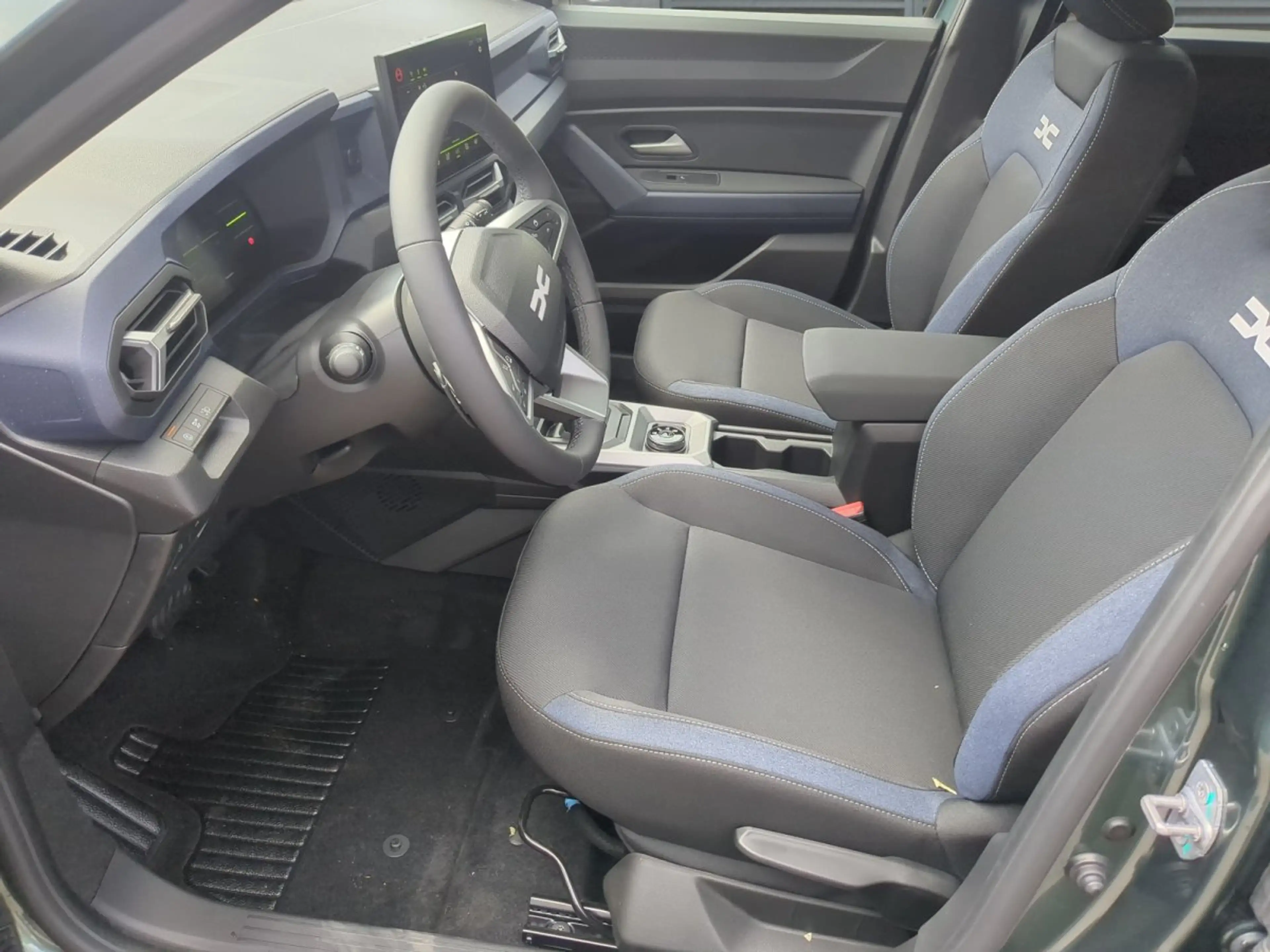 Dacia Bigster Hybrid-G 150 4x4 Expression Winter-Paket+RFK — photo 4