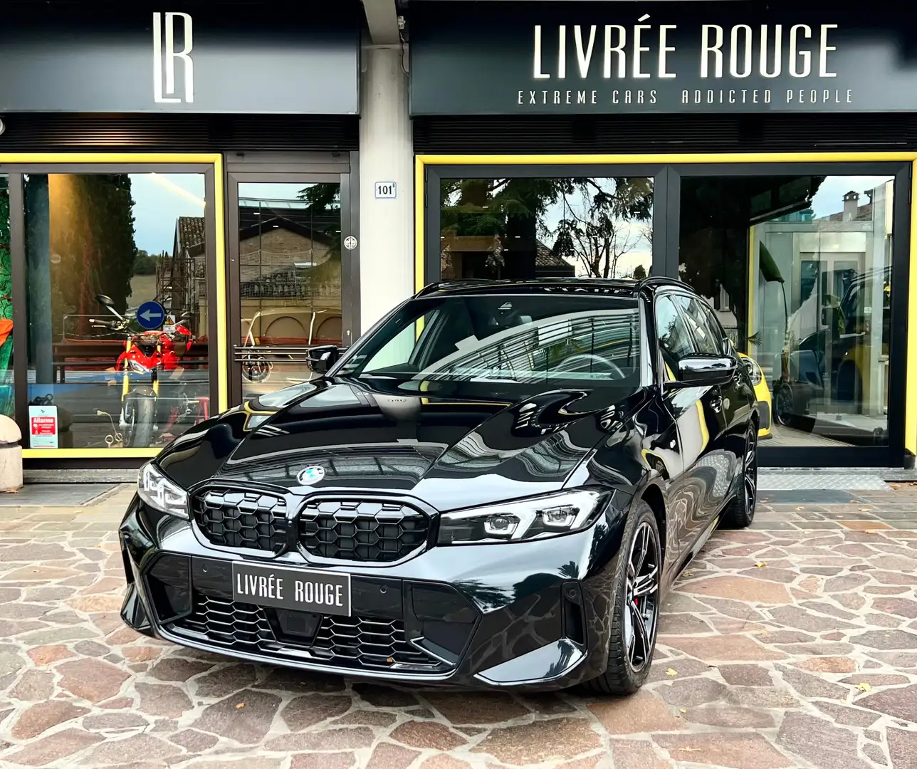 BMW 330 330i Touring xdrive MSport auto Noir - 1