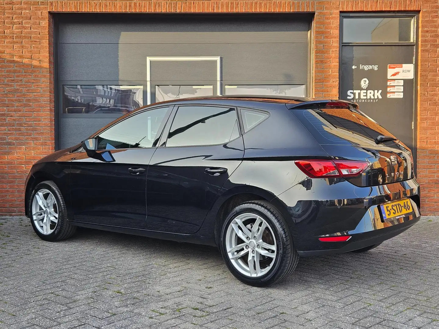 SEAT Leon 1.2 TSI Enjoy Navi Cruise 17" Schwarz - 2