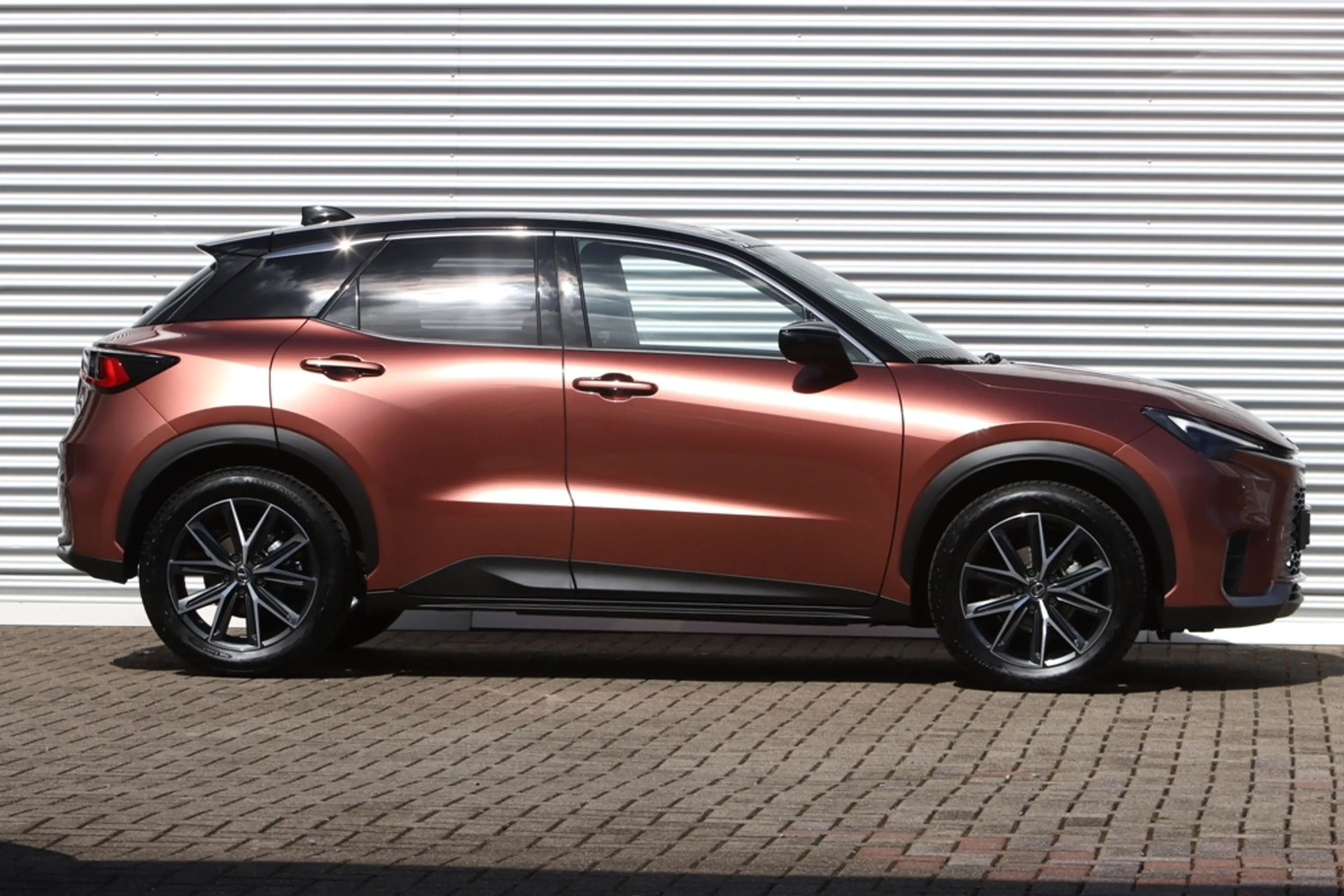 Lexus LBX Cool 2WD Two-Tone 5.097 Km! — photo 3