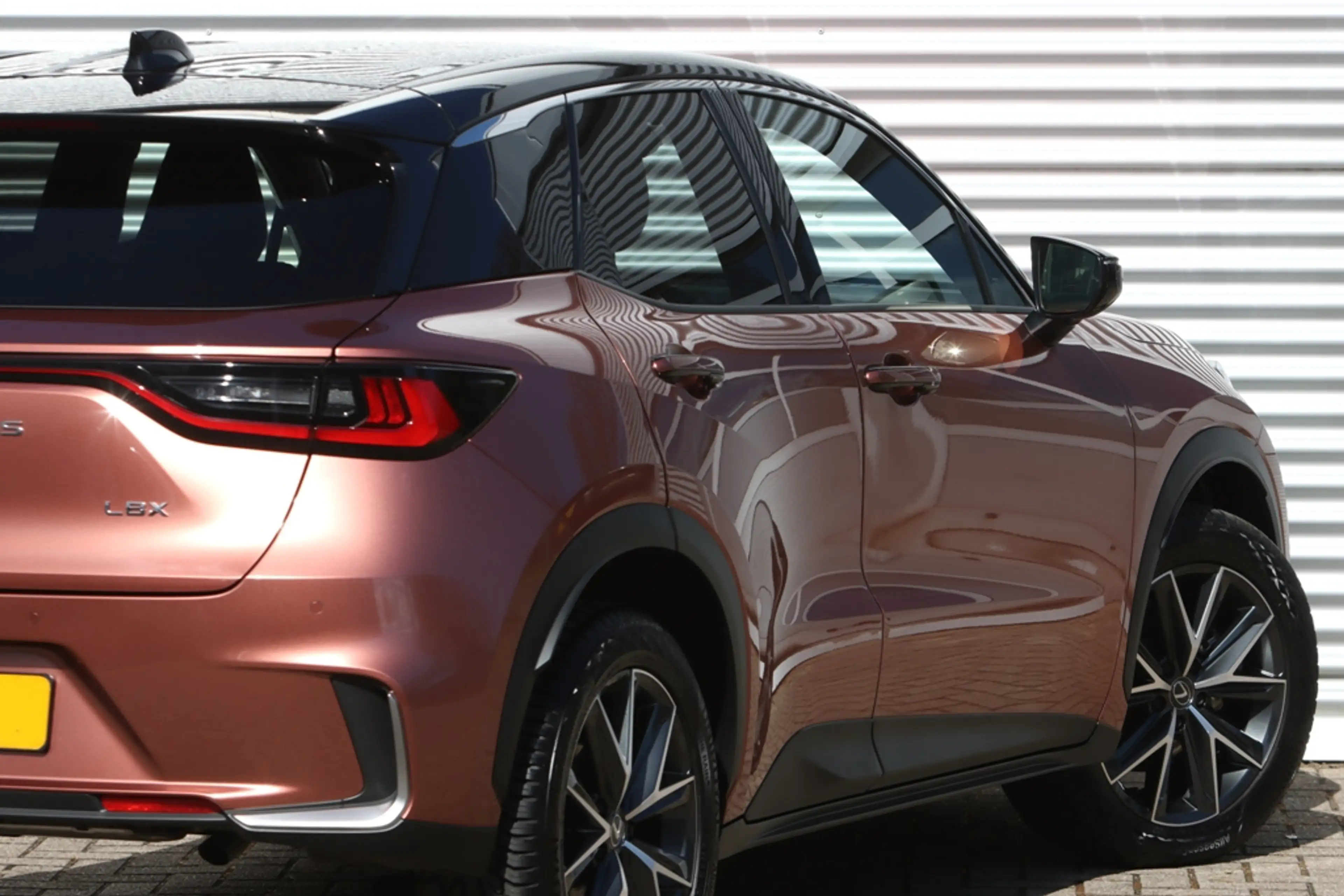 Lexus LBX Cool 2WD Two-Tone 5.097 Km! — photo 7