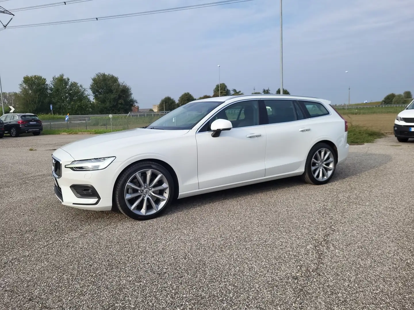 Volvo V60 d 197cv mhev geartronic b4 Momentum Business pro Bianco - 1