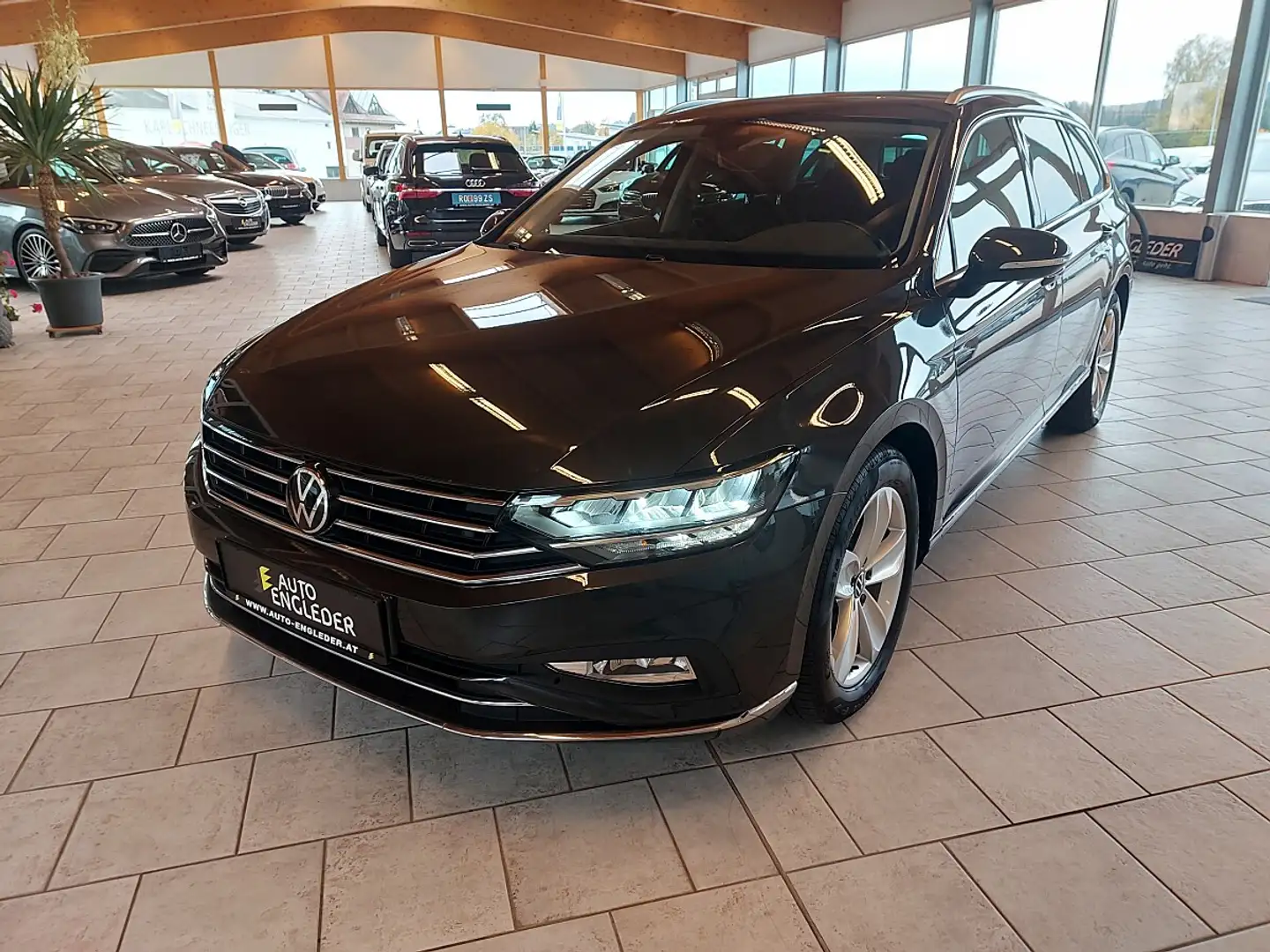 Volkswagen Passat Variant Elegance 2,0 TDI 4Motion DSG Schwarz - 2