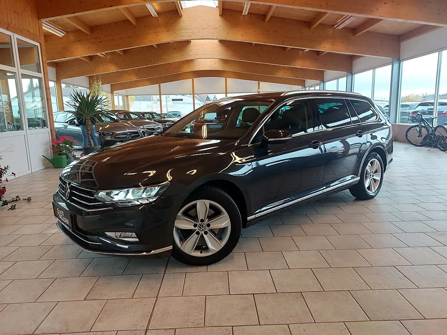 Volkswagen Passat Variant Elegance 2,0 TDI 4Motion DSG Schwarz - 1