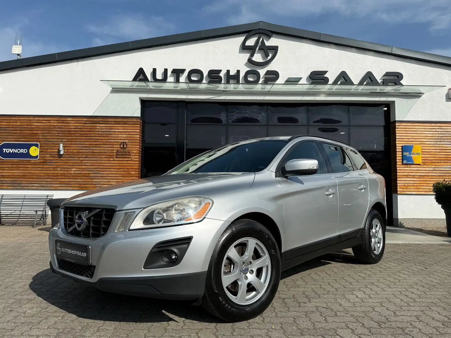 Volvo XC60 XC60 Momentum AWD Argent - 1