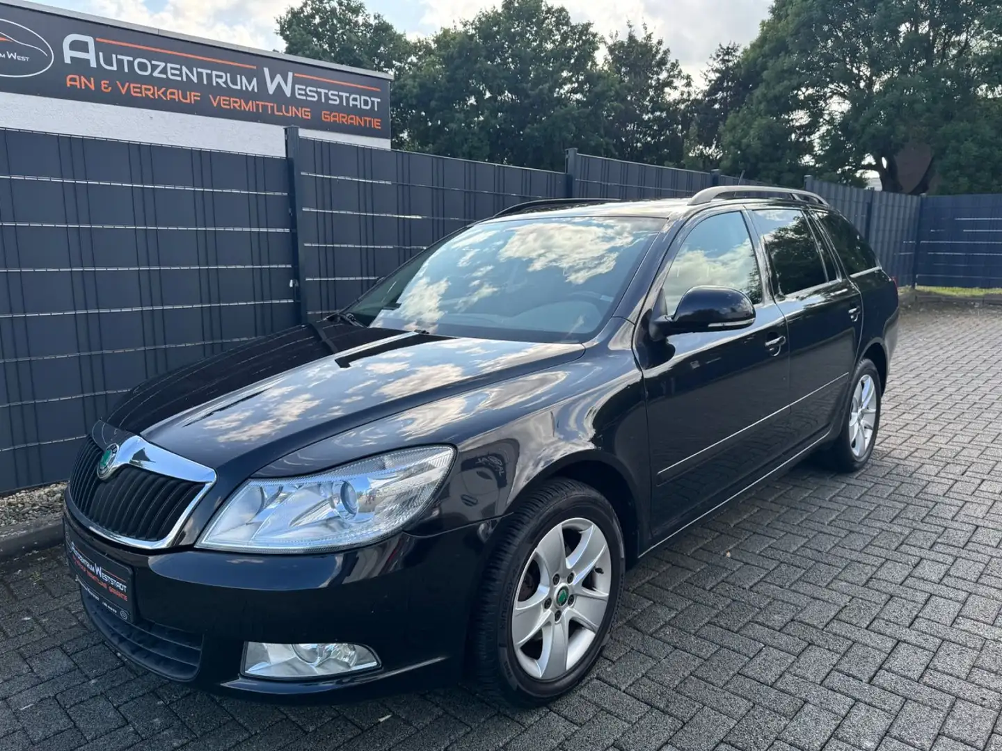 Skoda Octavia Combi Elegance, HU&AU Neu, AHK Schwarz - 1
