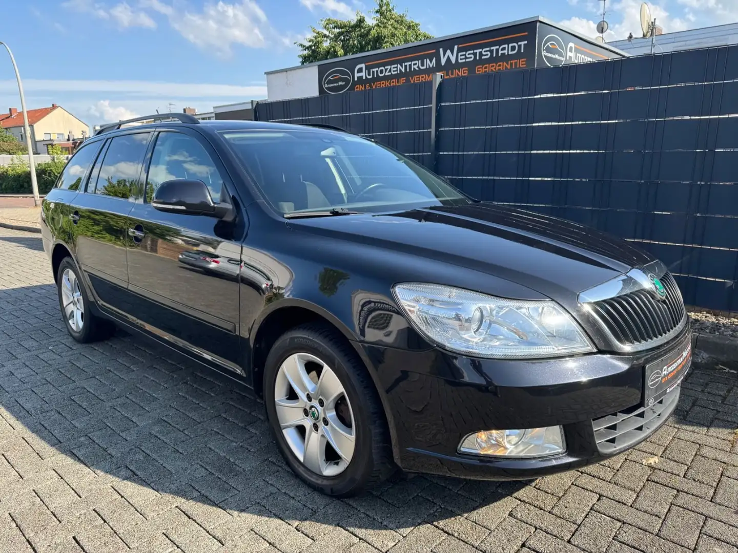 Skoda Octavia Combi Elegance, HU&AU Neu, AHK Schwarz - 2