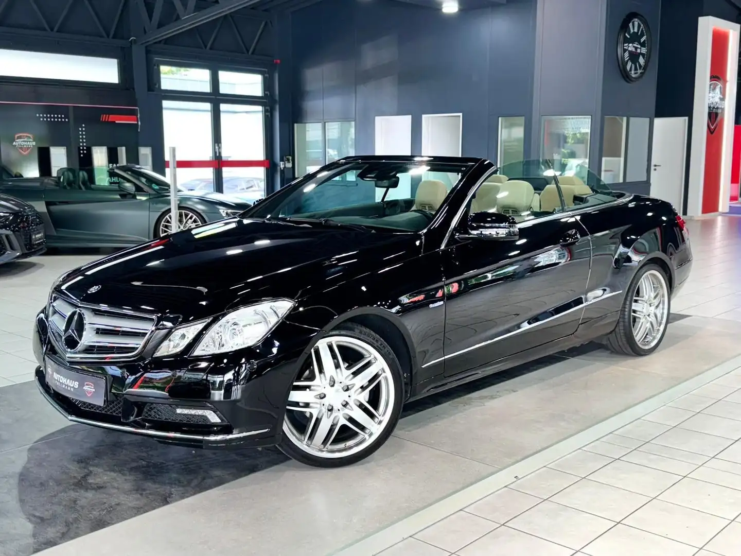 Mercedes-Benz E 200 CGI BlueEfficiency Noir - 1