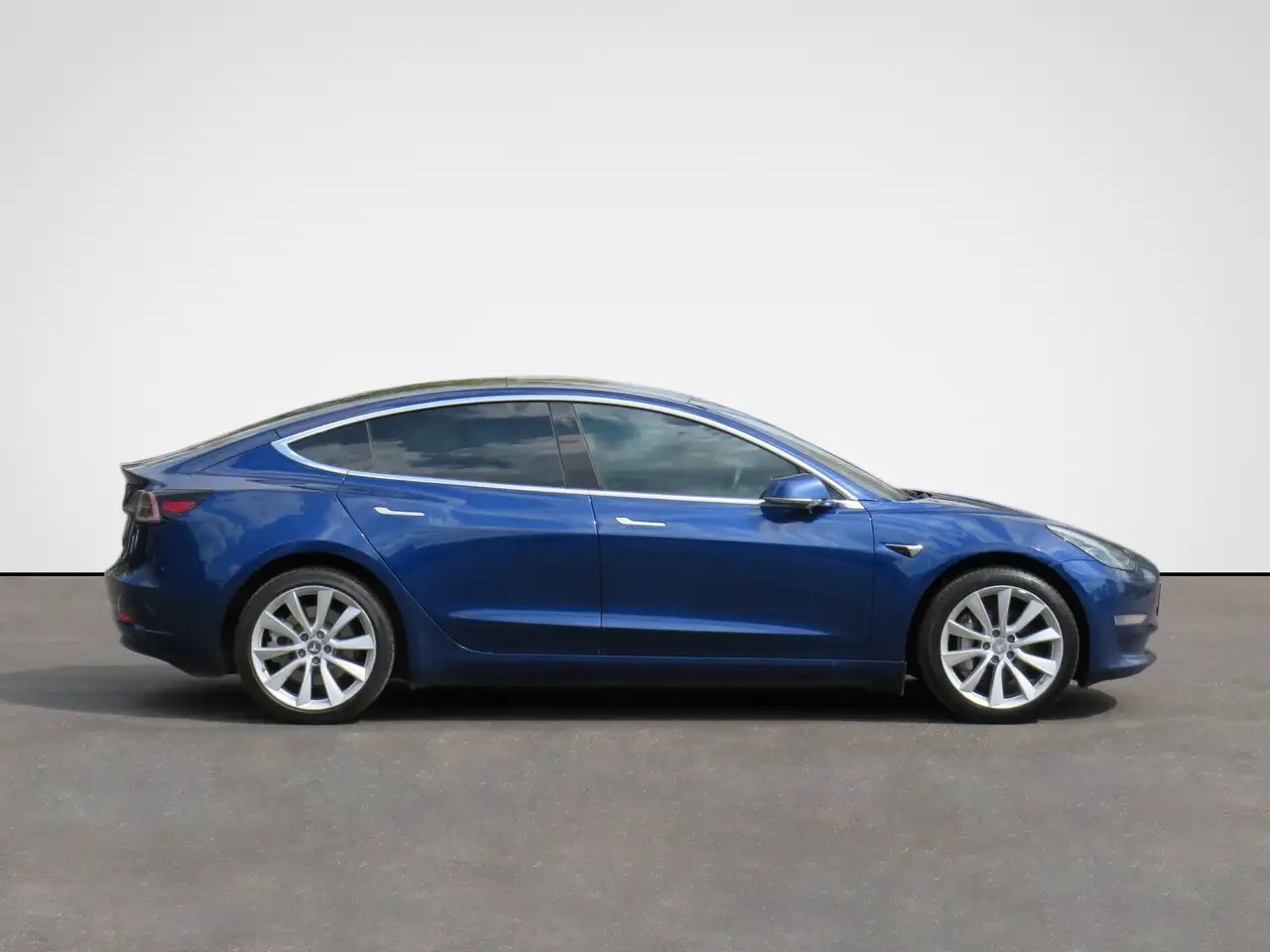 Tesla Model 3 photo Tesla Model 3