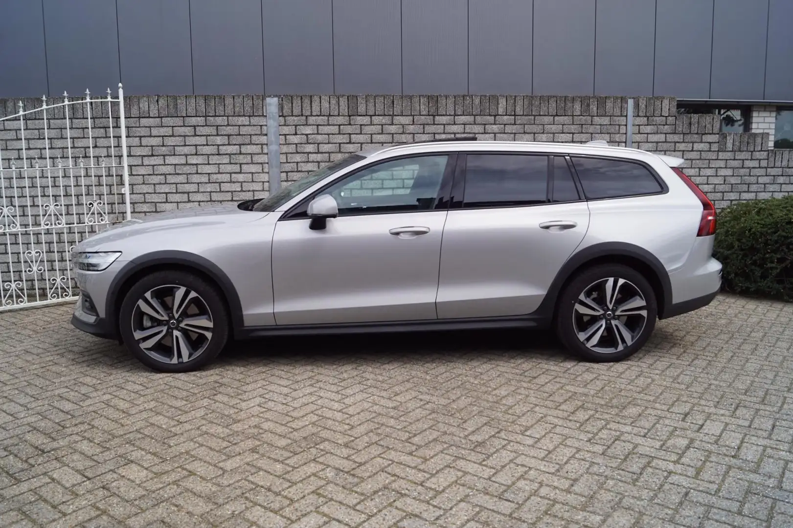 Volvo V60 Cross Country 2.0 B5 AWD Ultimate 250PK Autom Panodak Leder Adap Grijs - 2